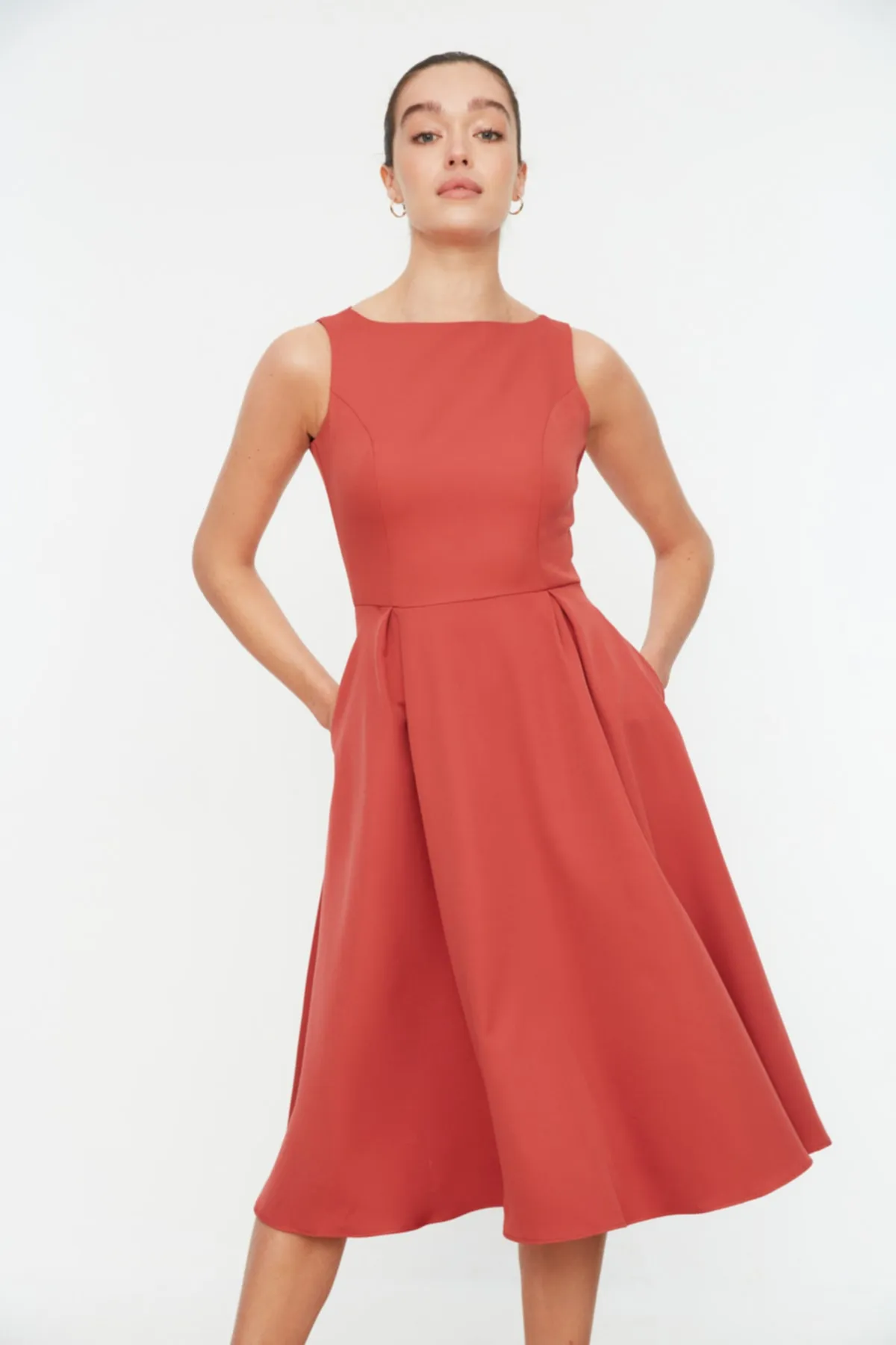 Trendyol Collection  Dried Rose Taillenöffnung Midi-Plissee-Webkleid TWOSS20EL0980