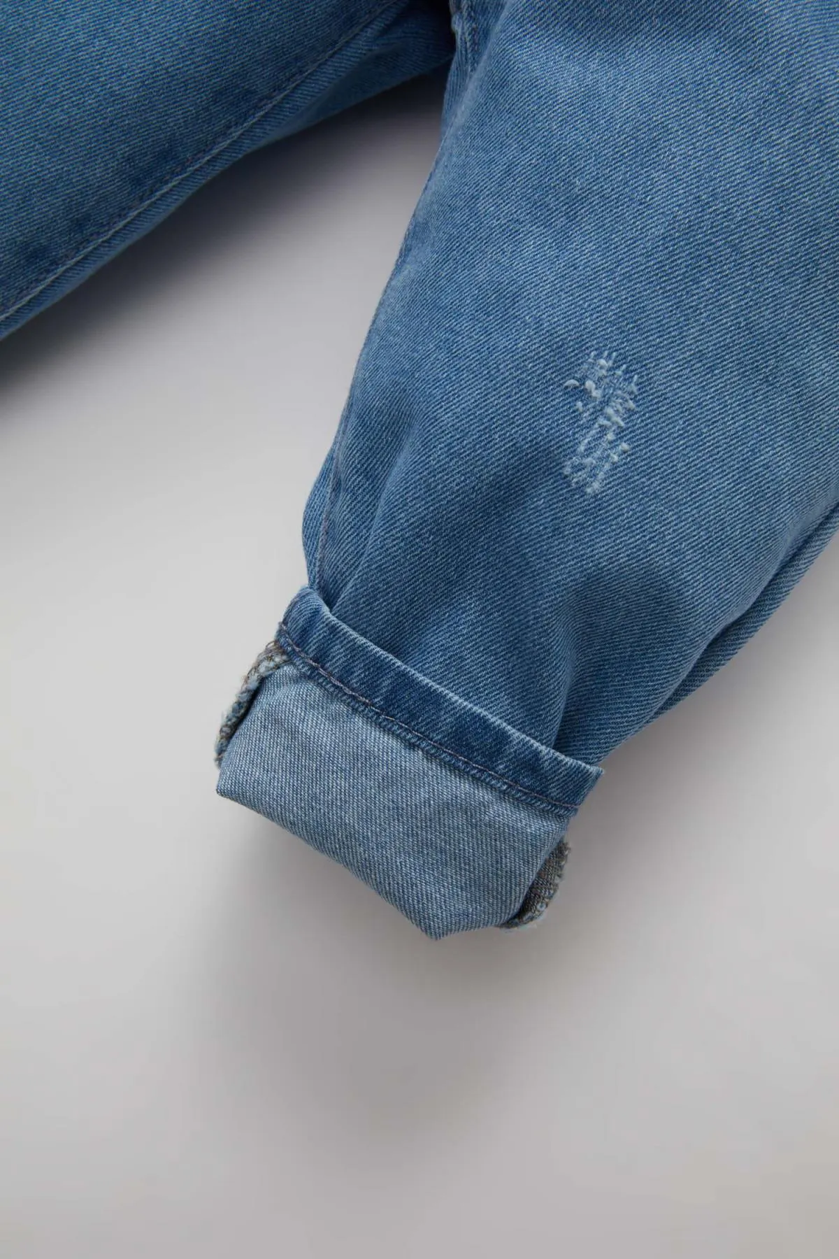 DeFacto  Baby-Mädchen-Jeans mit geradem Bein A7838a524sp