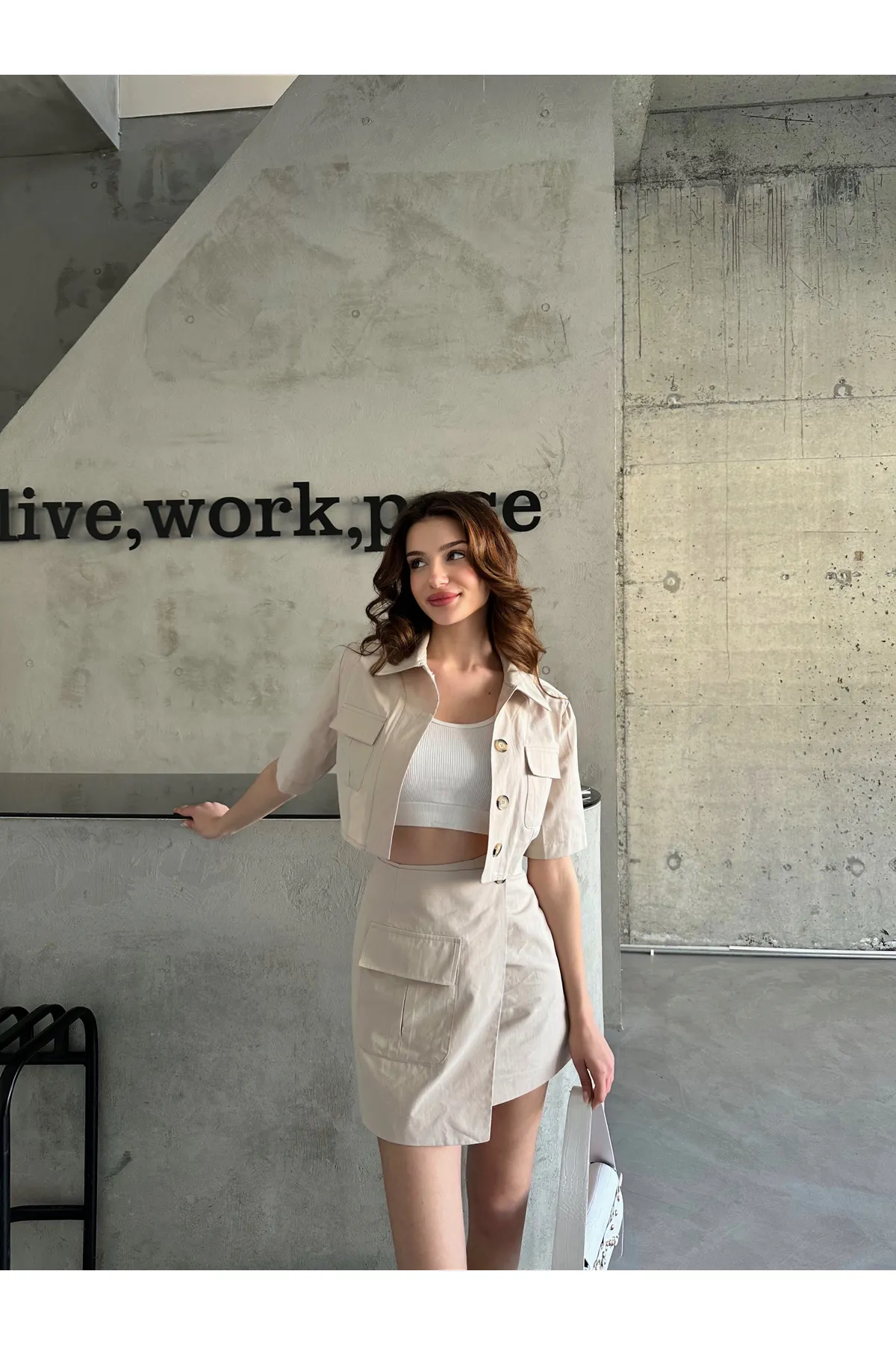 Laluvia  Steinfarbenes Minirock-Crop-Shirt-Set mit Taschendetail