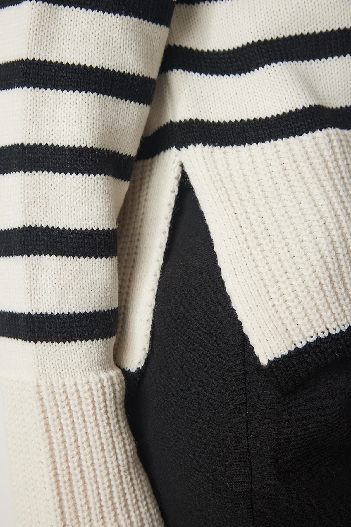 Happiness İstanbul  Cremefarbene Strickjacke mit Streifen und Metallknöpfen für Damen, BP00149