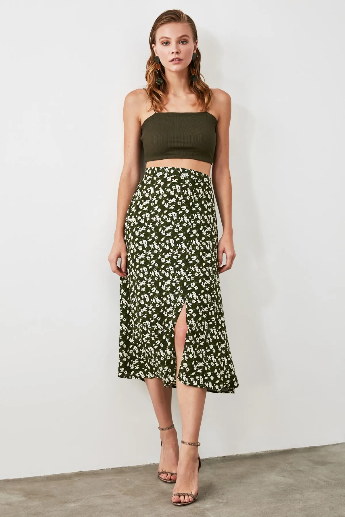 Trendyol Collection  Khakifarbener Midi-Webrock mit Schlitz und Blumenmuster aus Viskosestoff TWOSS20ET0230