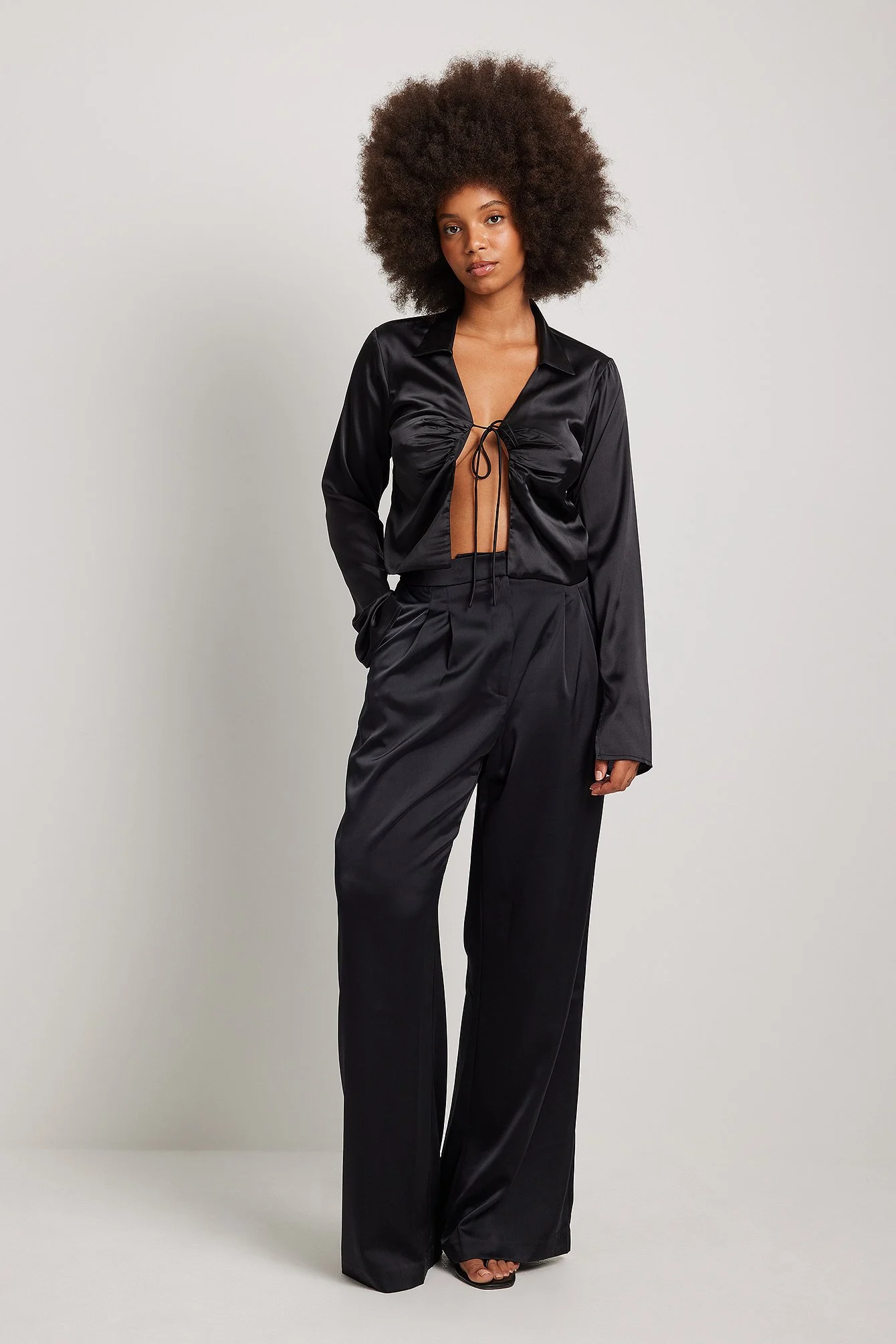 Langärmlige Satin-Bluse mit Schnürung vorne