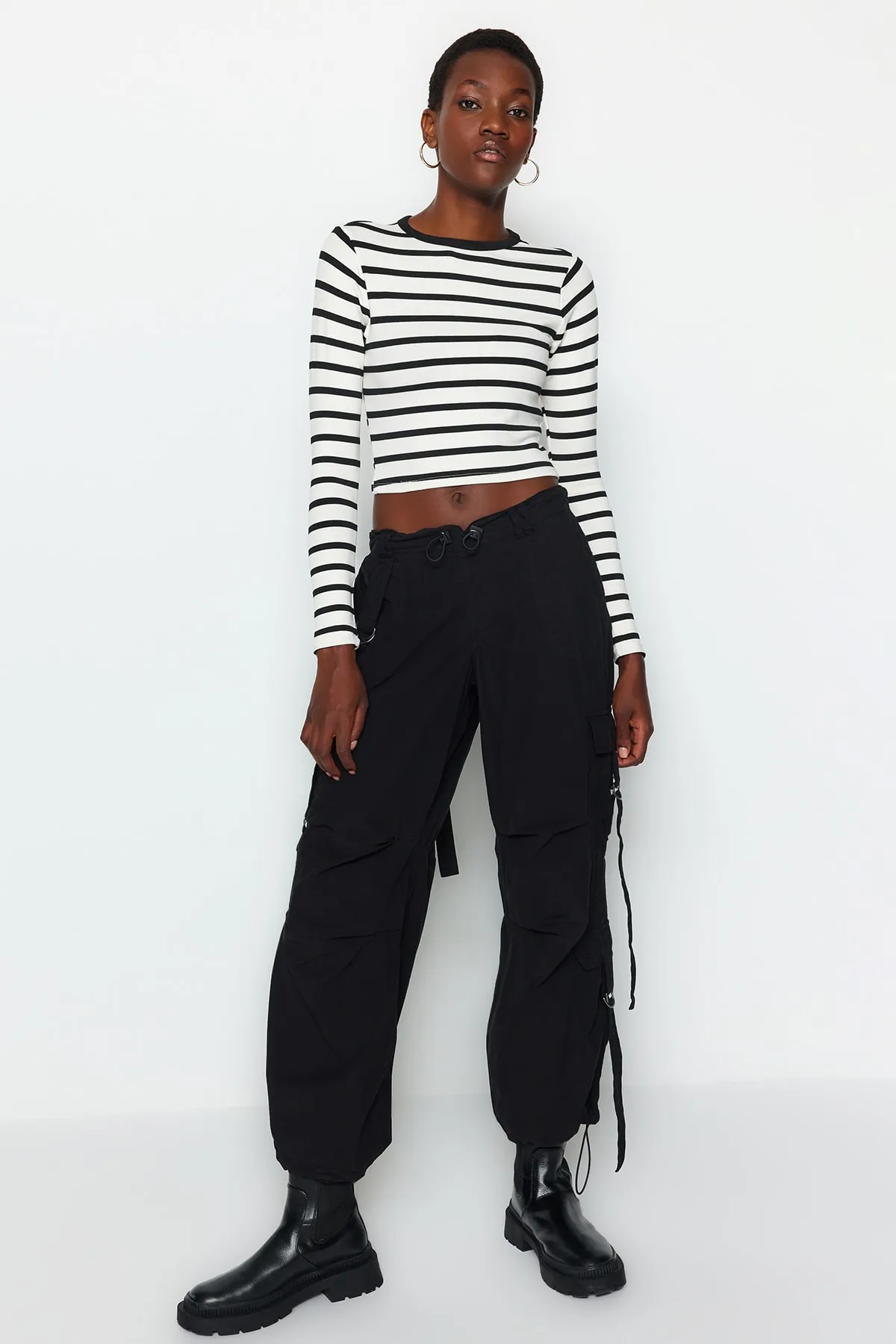Trendyol Collection  Schwarz gestreifte Premium-Viskose-Strickbluse aus weichem, eng anliegendem, bauchfreiem, dehnbarem Stoff TWOAW24BZ00048