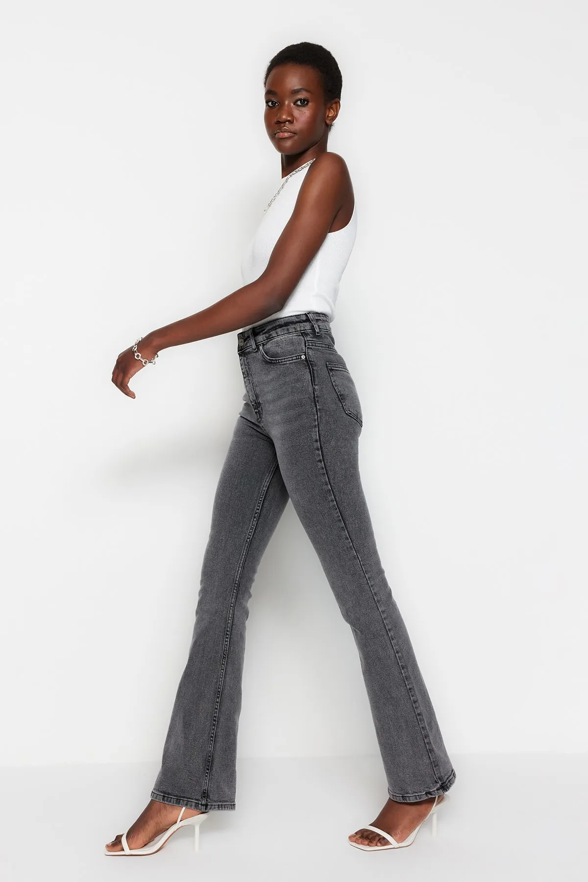 Trendyol Collection  Anthrazitfarbene Schlagjeans mit hoher Taille TWOSS23JE00066