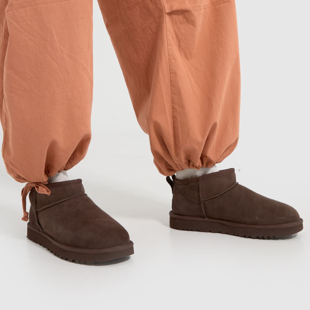Klasické ultra mini boty UGG z páleného cedru