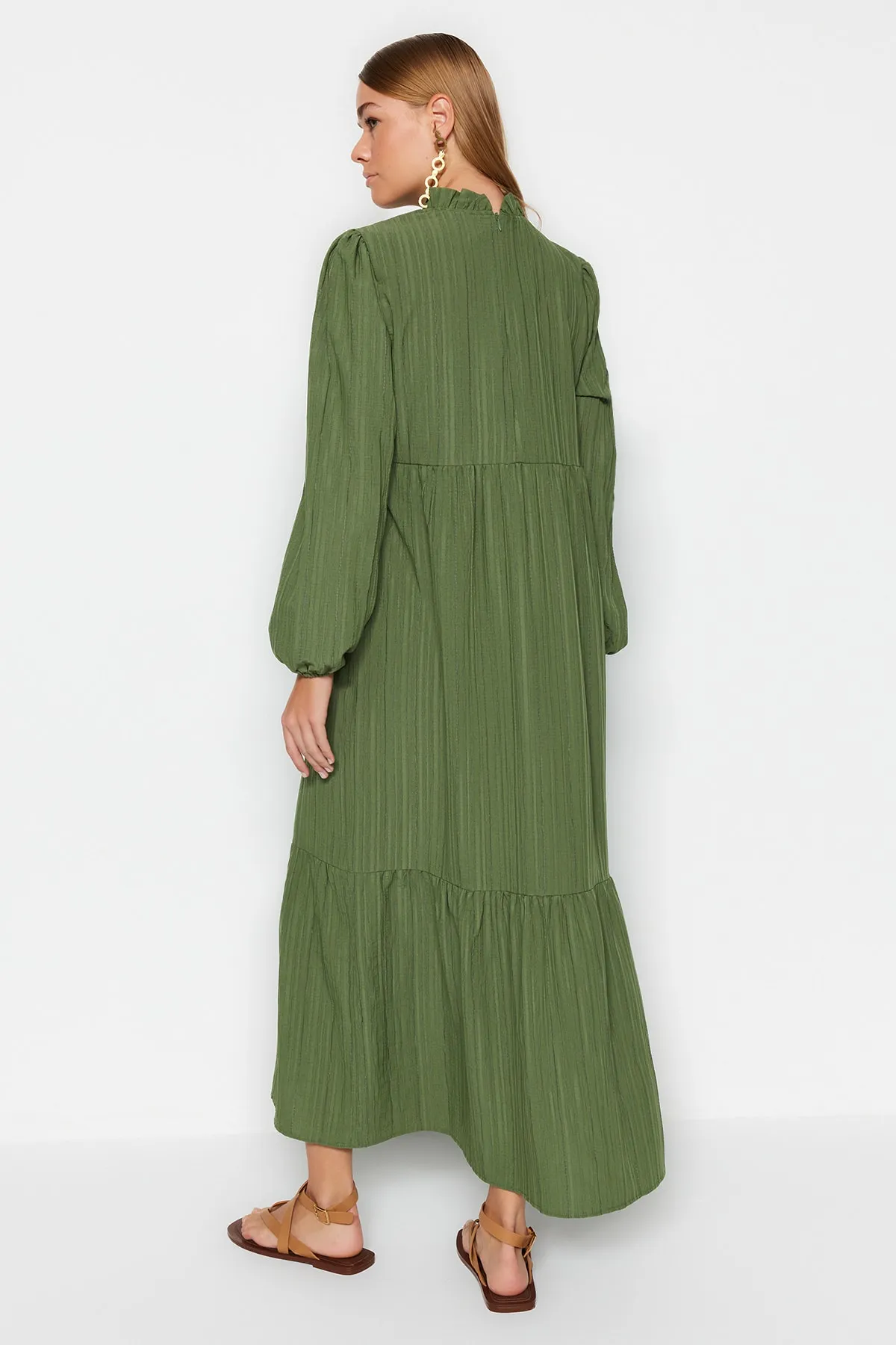 Trendyol Modest  Grünes, gewebtes Crinkle-Kleid mit Stehkragen und weiter Passform TCTSS22EB00171