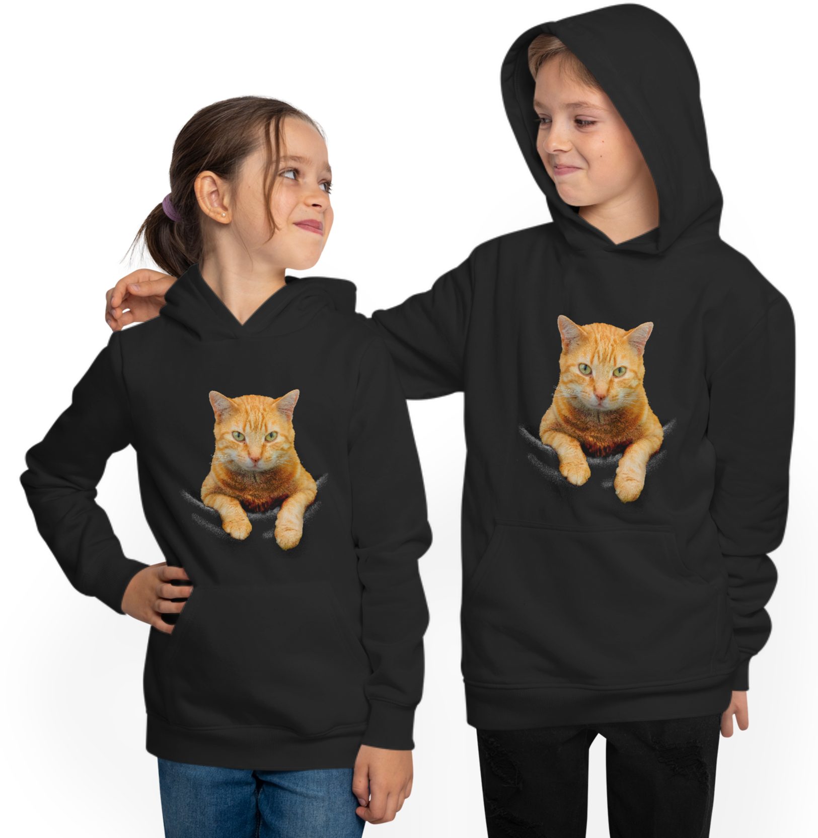 MyDesign24 Kapuzensweatshirt Kinder Hoodie bedruckt - orange, gelbe Katze aus Tasche Kapuzensweater mit Aufdruck schwarz, i109