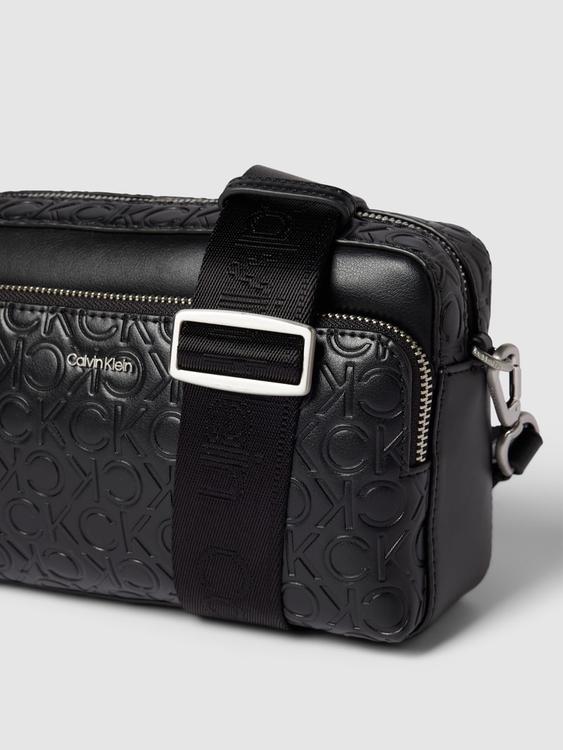 Handtasche mit Label-Details in schwarz