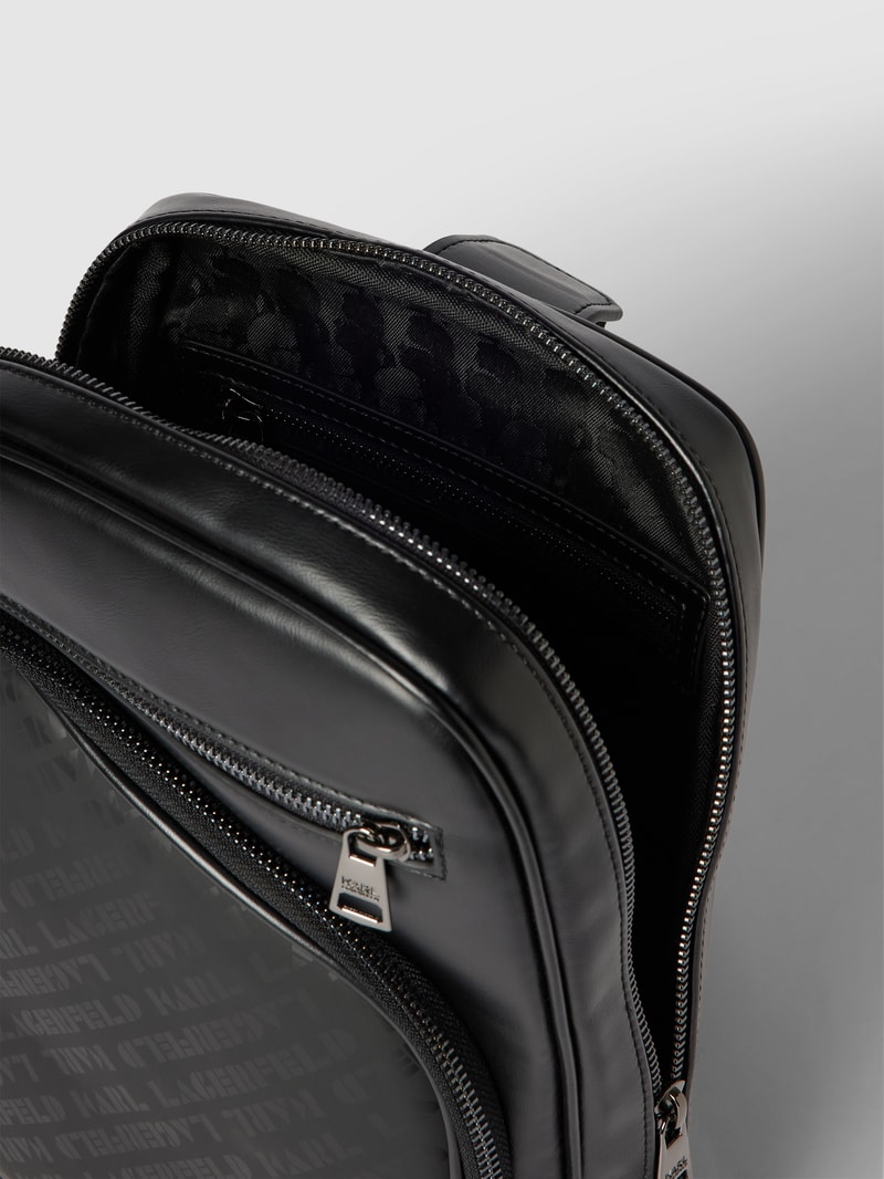 Crossbody Bag mit Label-Detail in schwarz