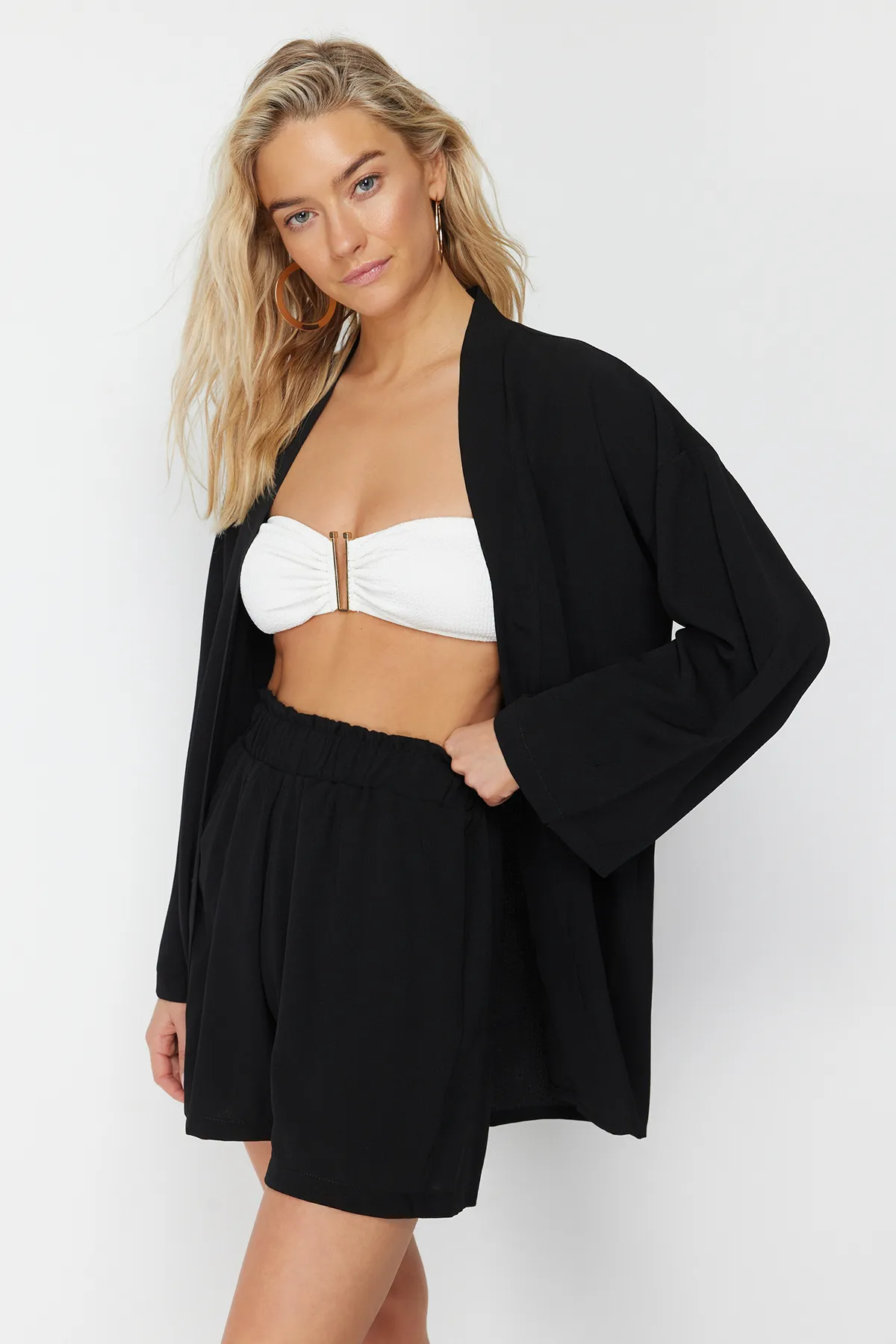 Trendyol Collection  Schwarzes gewebtes Kimono-Shorts-Set TBESS23AU00089
