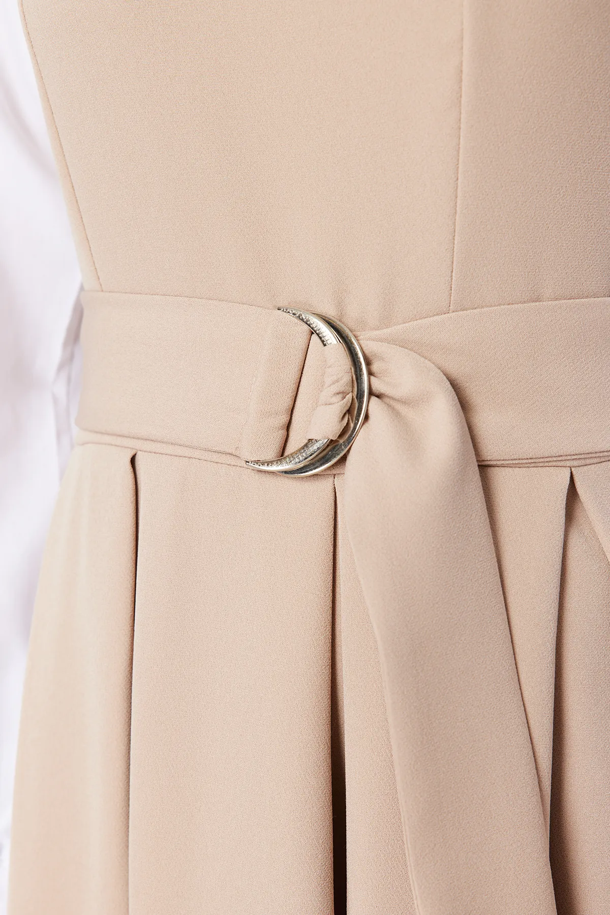 Trendyol Modest  Beigefarbenes Hemdkleid mit Gürtel und detailliertem Webmuster TCTSS24EB00059