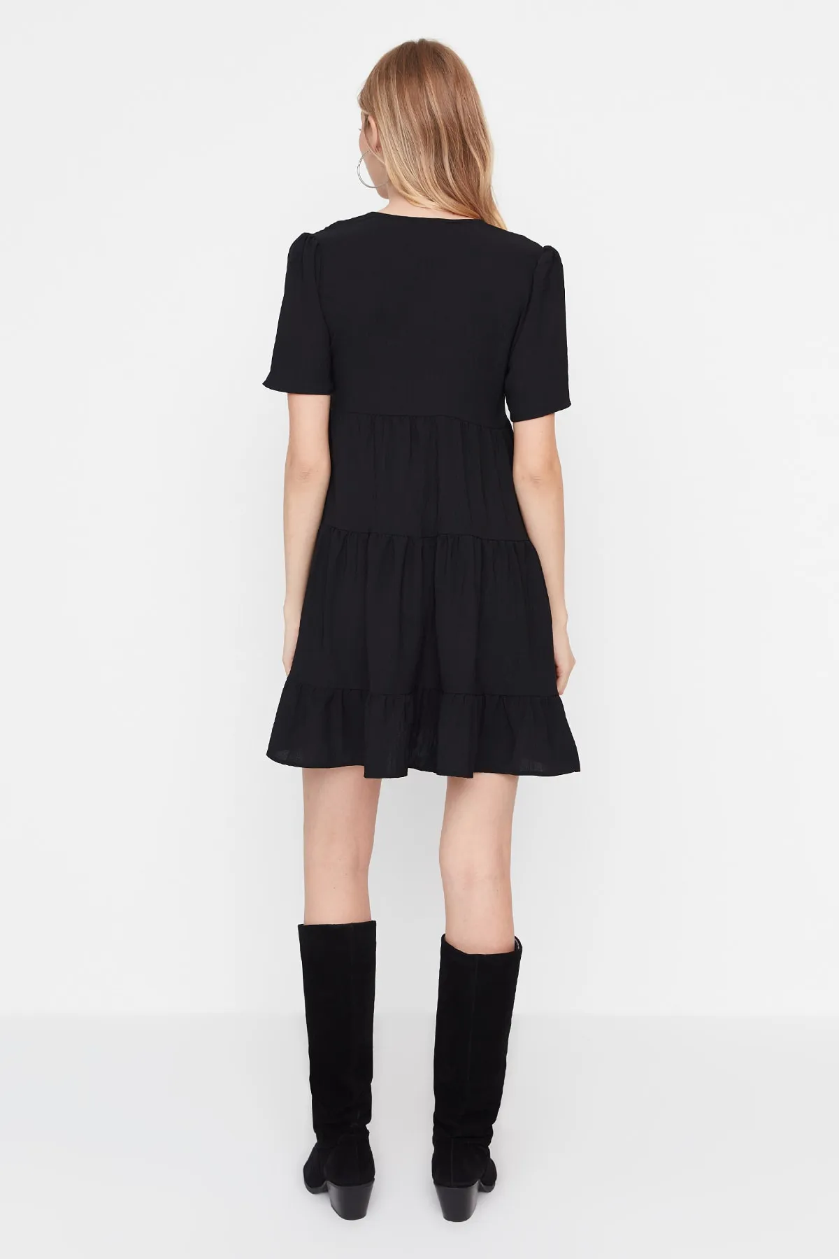 Trendyol Collection  Schwarzes, weit geschnittenes Mini-Webkleid TWOSS20EL0400