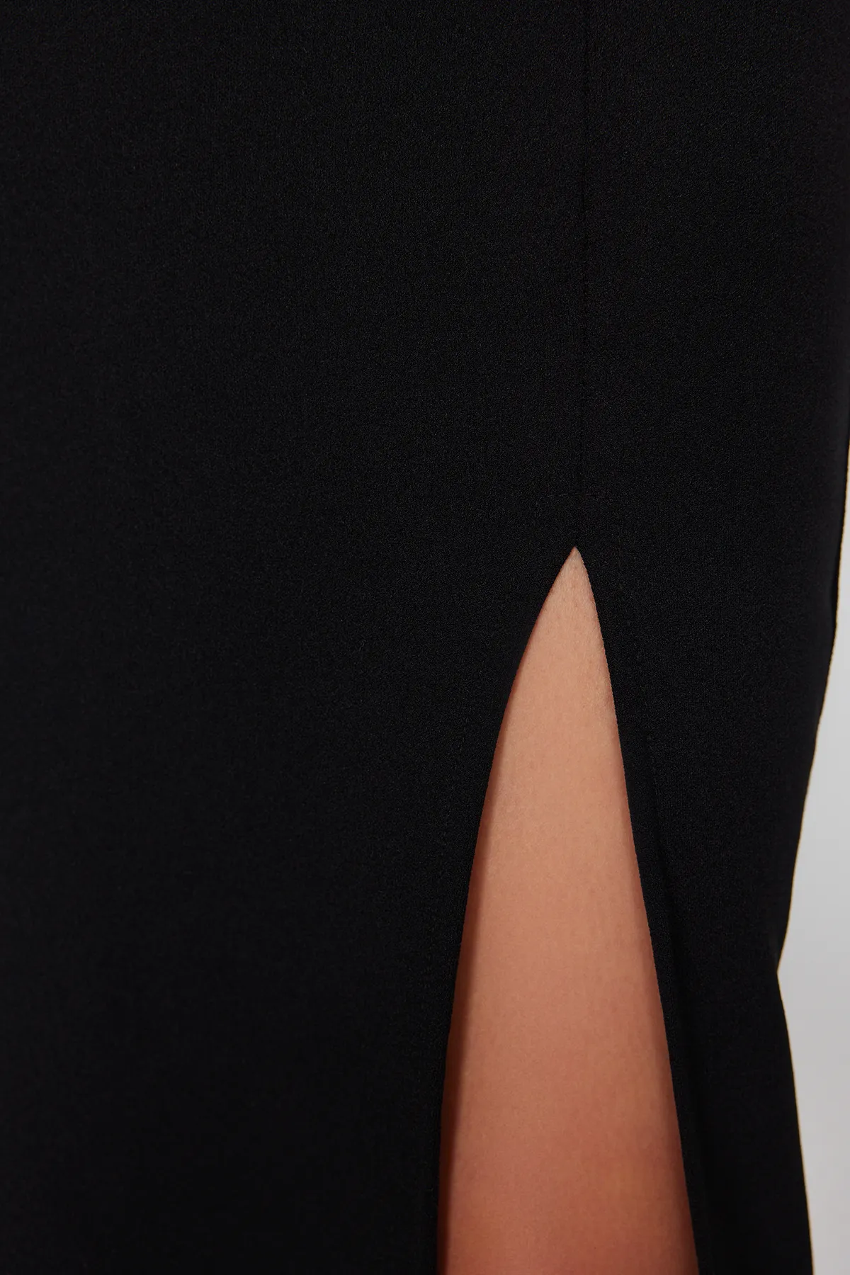Trendyol Collection  Schwarzes, figurbetontes Midi-Bleistiftkleid aus flexiblem Strick mit Schlitz und quadratischem Kragen TWOSS24EL00679