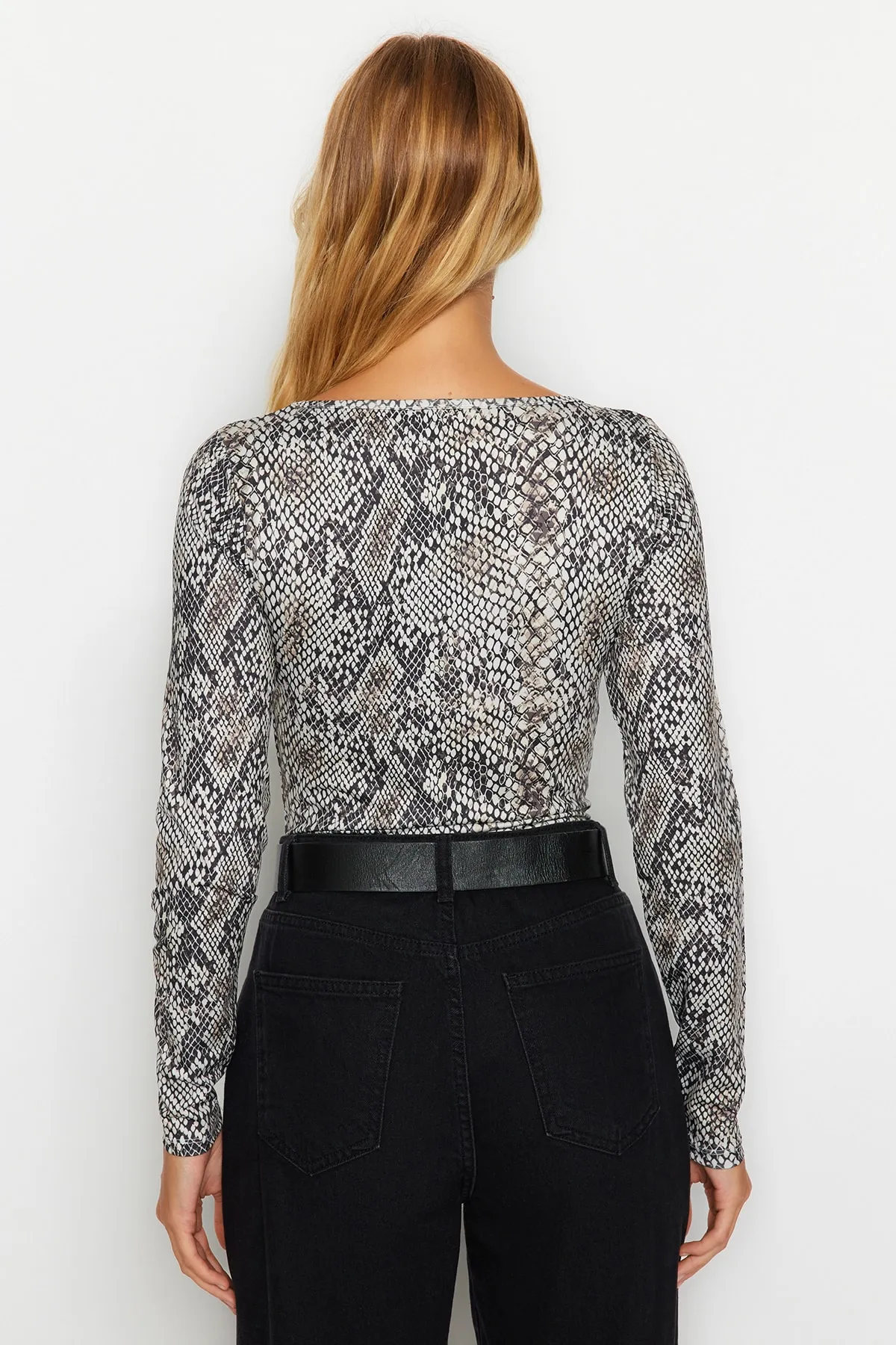 Trendyol Collection  Mehrfarbig bedruckter Strick-Body mit Herzkragen und Druckknopfverschluss TWOAW24BD00052