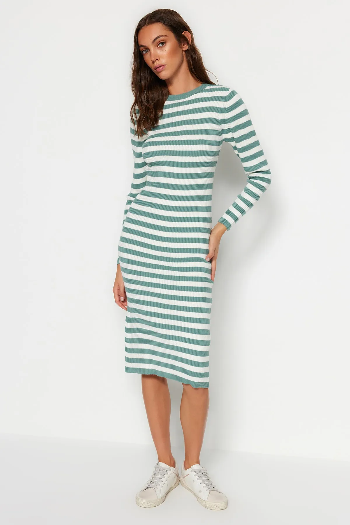 Trendyol Collection  Mintgrünes Midi-Strickkleid mit Streifenmuster TWOAW23EL00018