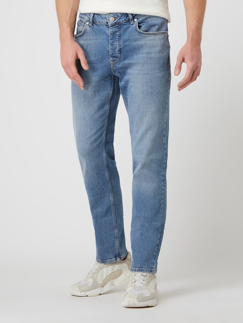 Jeans mit Label-Patch in blau