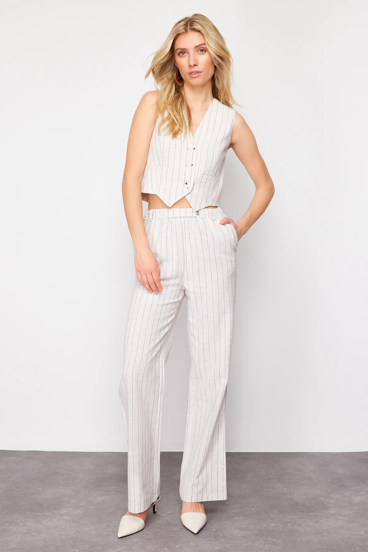 Trendyol Collection  Beige gestreifte, elastische Taillentasche, gerade geschnittene Hose aus gewebtem Baumwollleinen TWOSS24PL00055