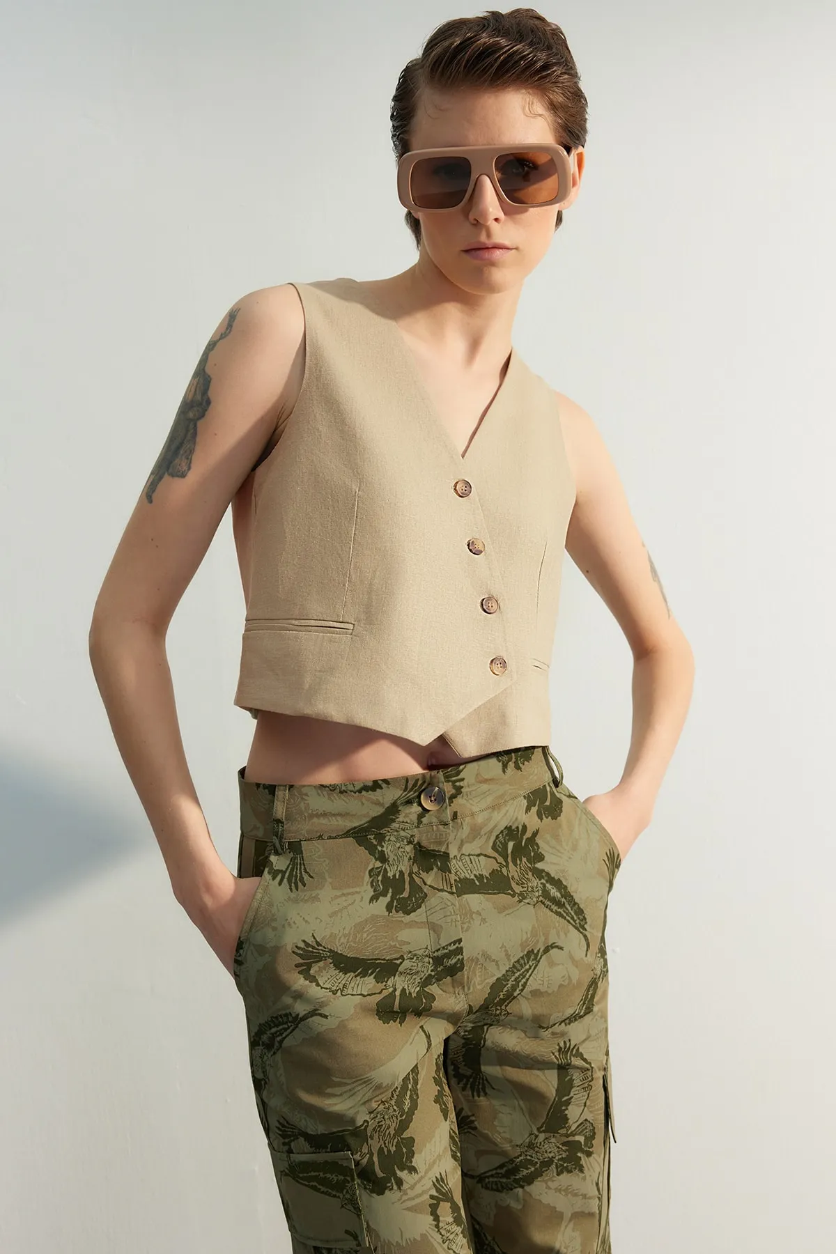 Trendyol Collection  Beige taillierte Weste mit Knöpfen und detailliertem, bauchfreiem, gewebtem Leinen-Look TWOSS23YE00016