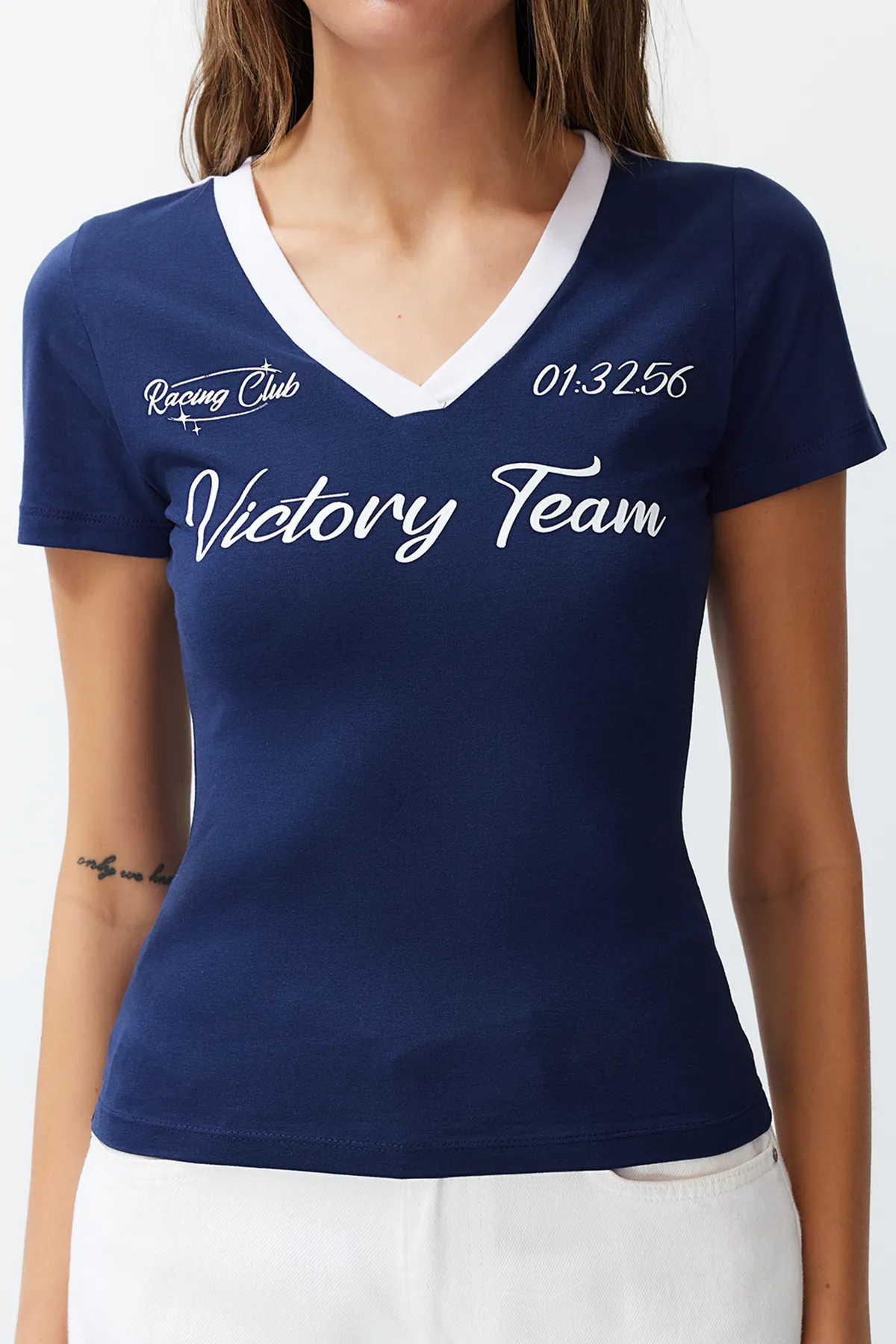 Trendyol Collection  Marineblaues Strick-T-Shirt mit V-Ausschnitt und Slogan-Aufdruck, reguläre/normale Passform TWOSS24TS00162