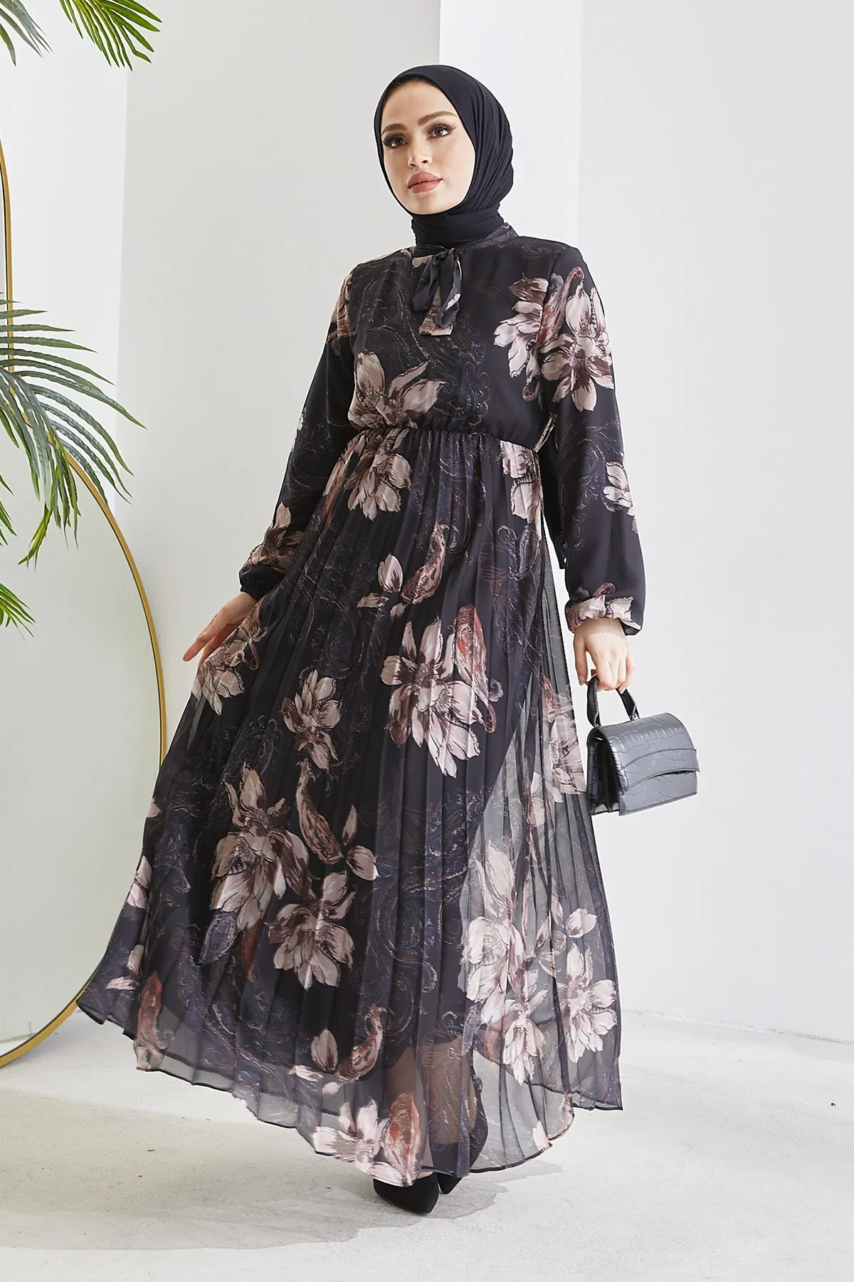 InStyle  Serena Hijab-Kleid aus plissiertem Chiffon mit Blumenmuster – Schwarz