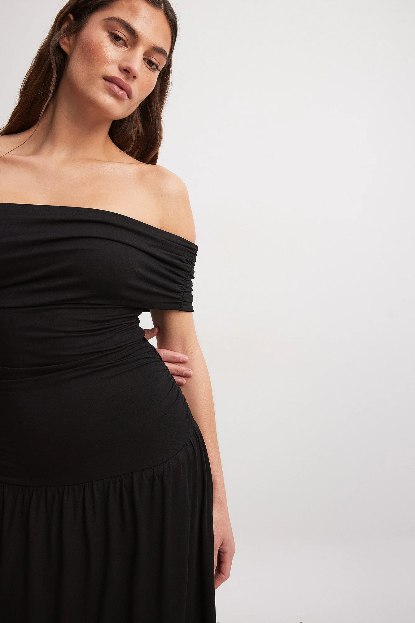 Schulterfreies Maxikleid mit niedriger Taille