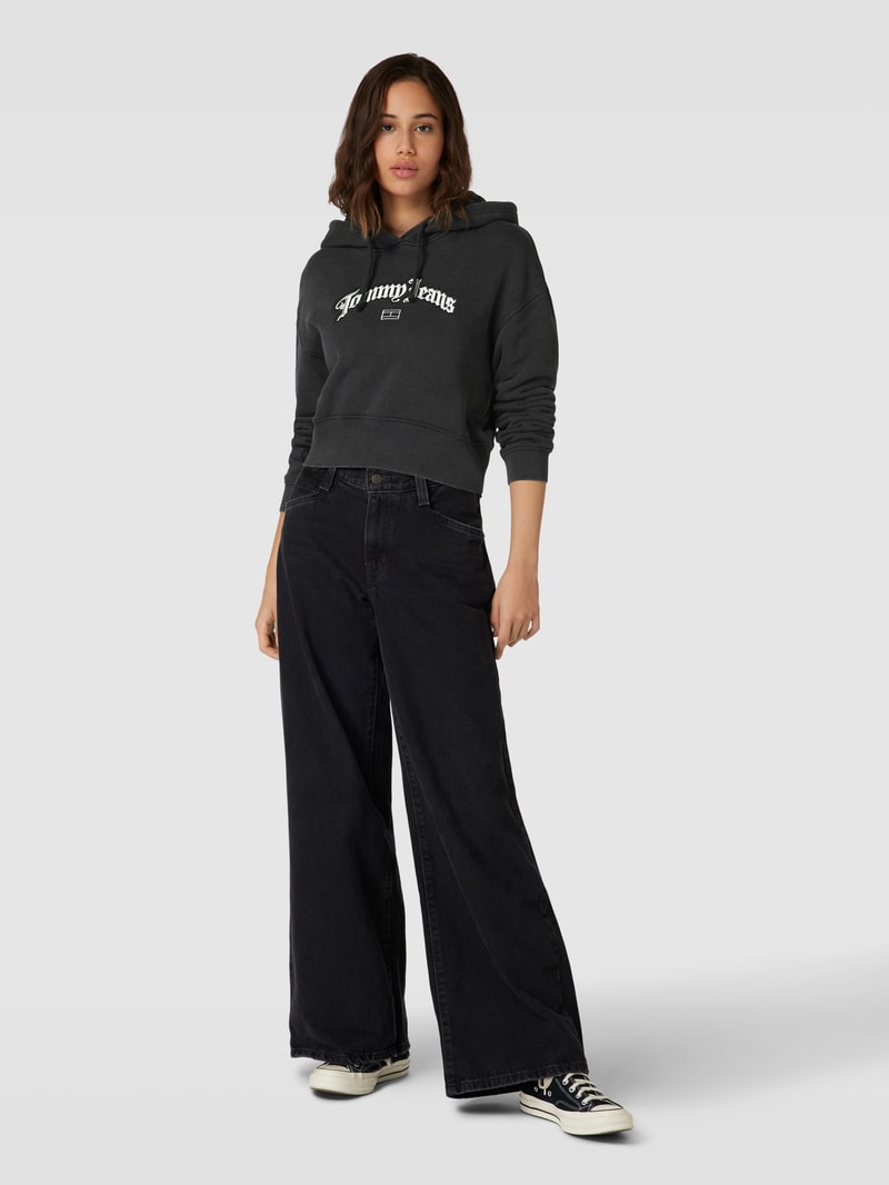 Cropped Hoodie mit Kapuze in schwarz