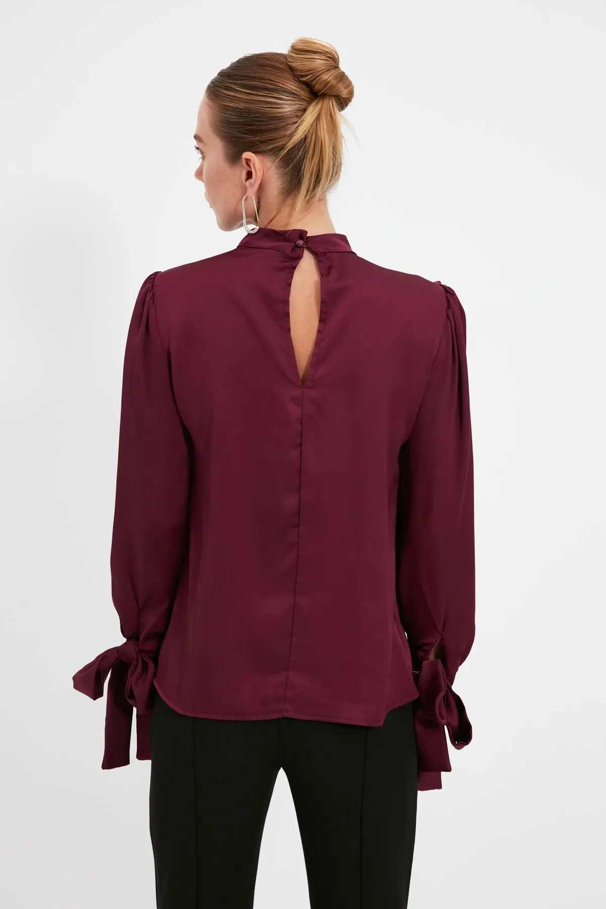 Trendyol Collection  Bluse aus gewebtem Satin – Pflaumenfarbe, mit Bindedetail TOFAW19FG0082