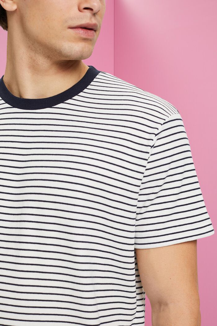 Geripptes, gestreiftes T-Shirt