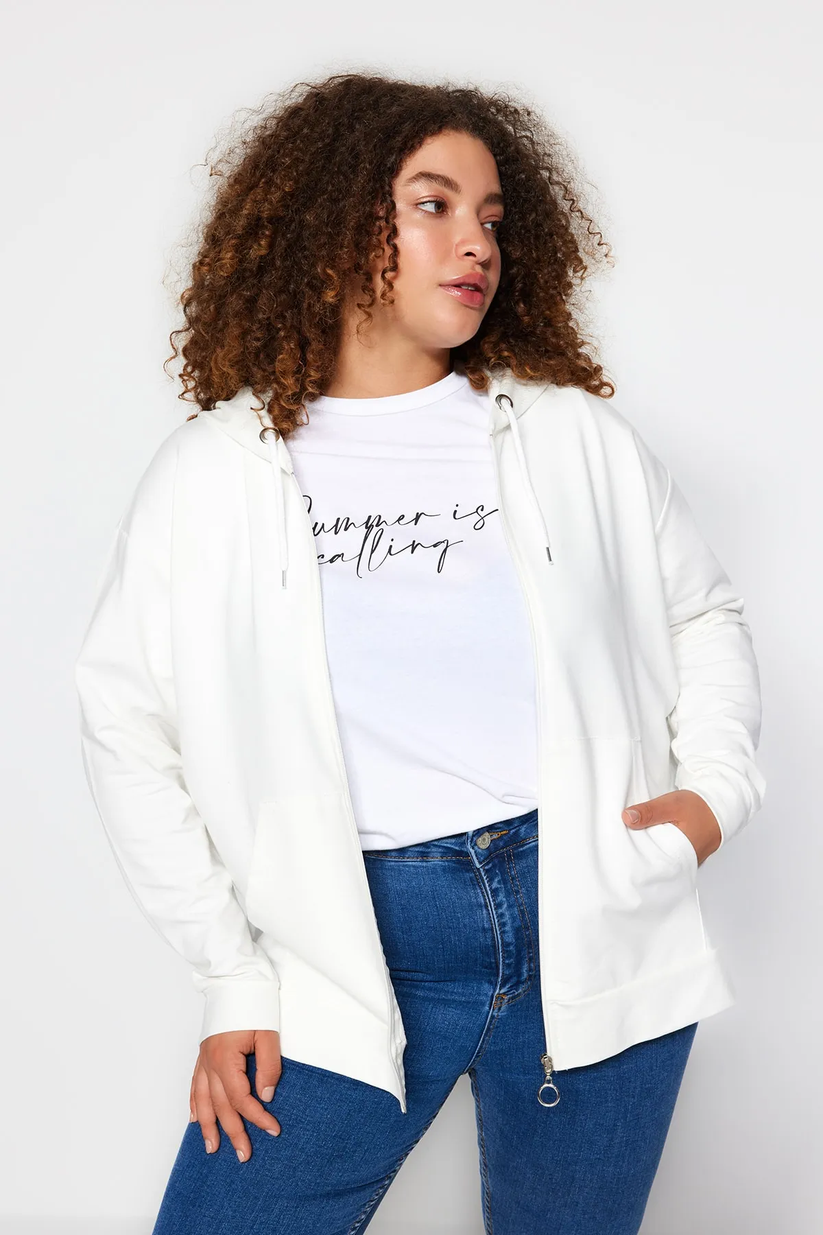 Trendyol Curve  Ecrufarbenes, dünnes Strick-Sweatshirt mit Kapuze und Reißverschluss TBSSS22SW0169