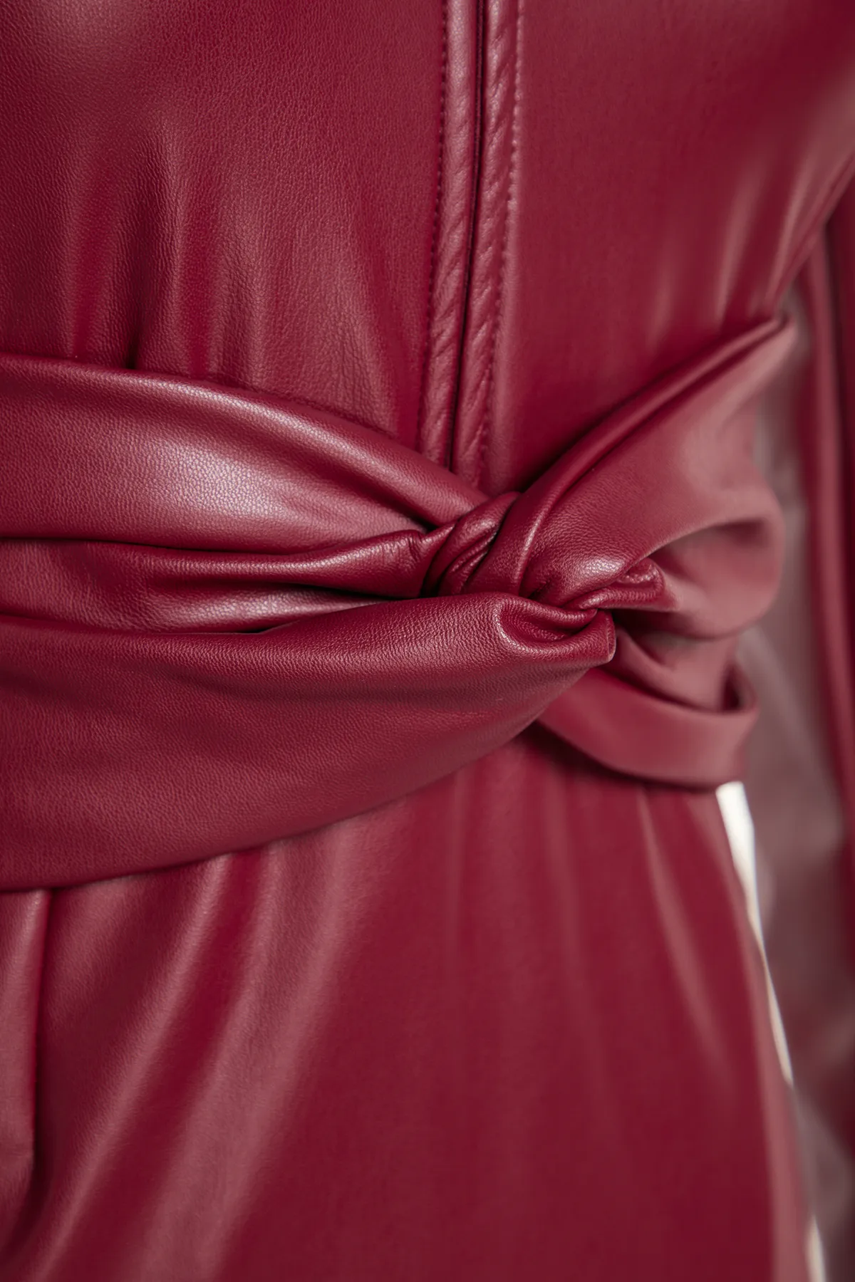 Trendyol Collection  Burgunderfarbenes Kleid aus gewebtem Kunstleder mit Schlitz und Taillendetail TWOAW22EL0554