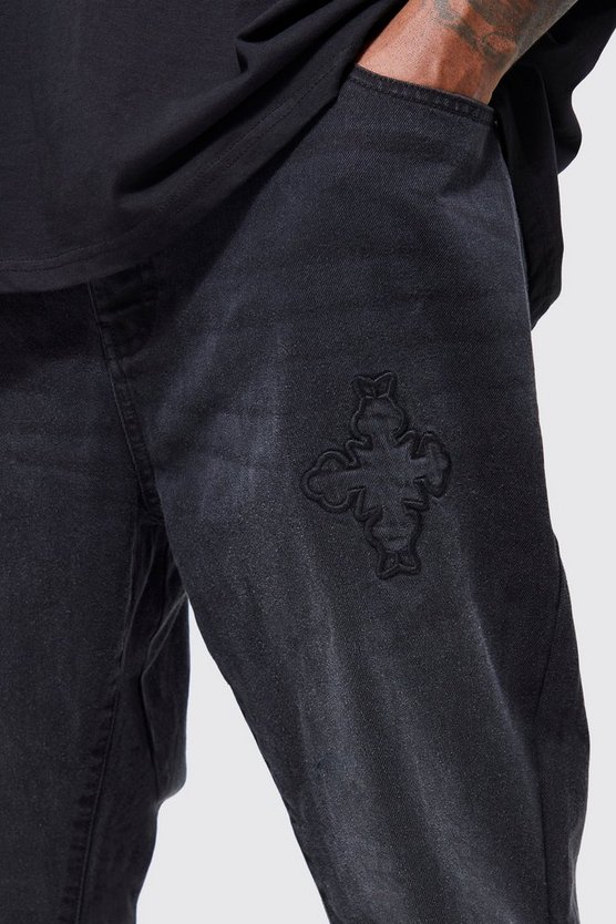 Plus Slim-Fit Schlagjeans mit Kreuz-Applikation