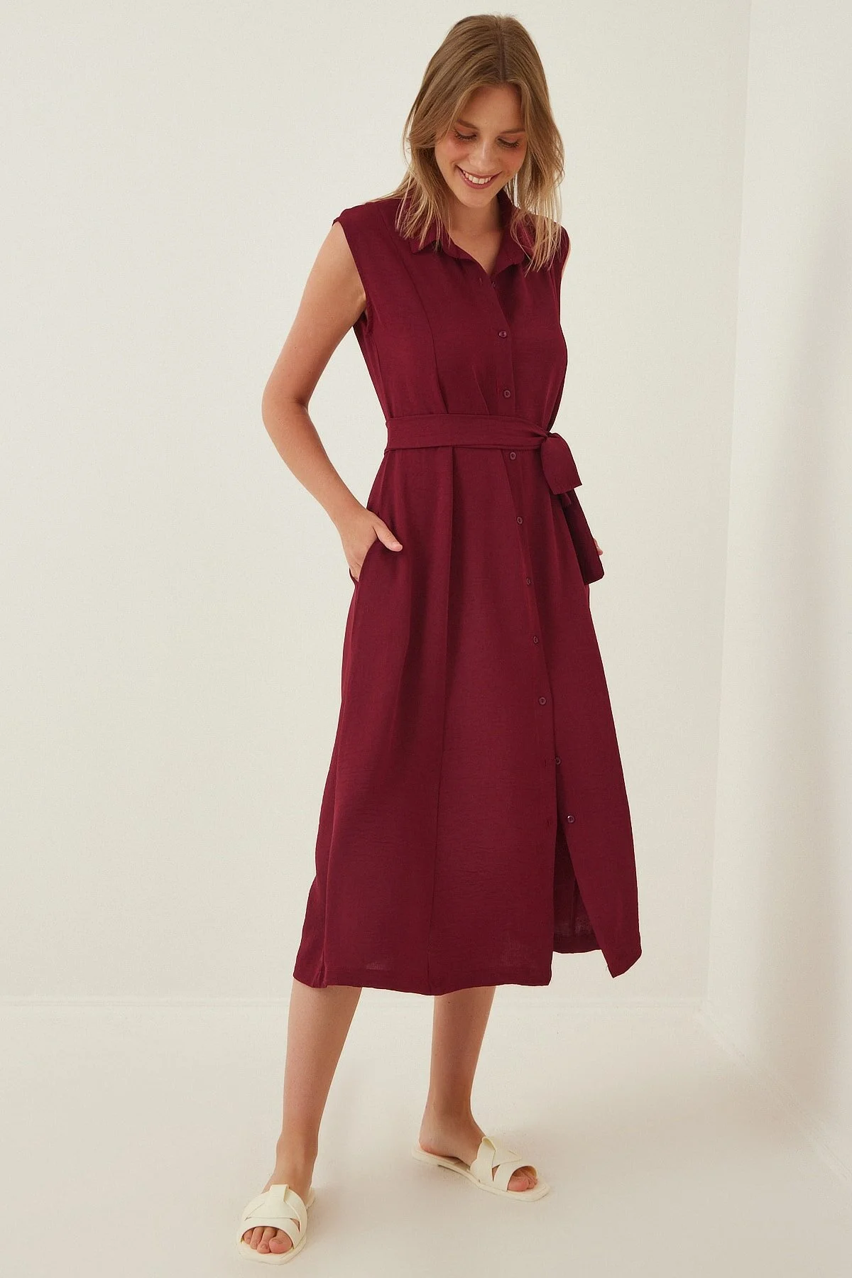 Happiness İstanbul  Burgunderrotes Leinen-Viskose-Sommerhemdkleid mit Gürtel für Damen DD00927