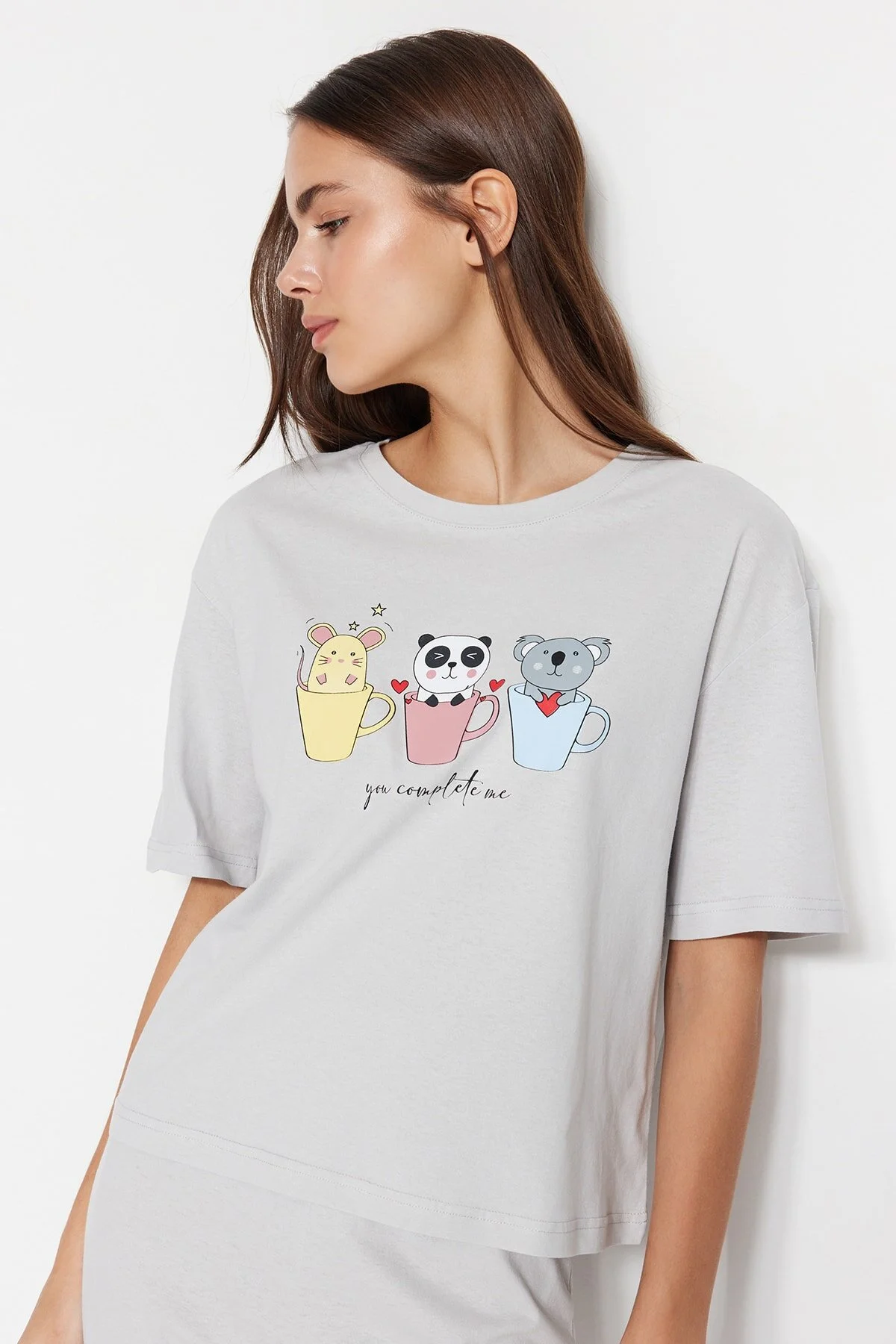 Trendyol Collection  Hellgraues Pyjama-Set aus T-Shirt und Hose mit lustigem Aufdruck, 100 % Baumwolle, THMSS23PT00134