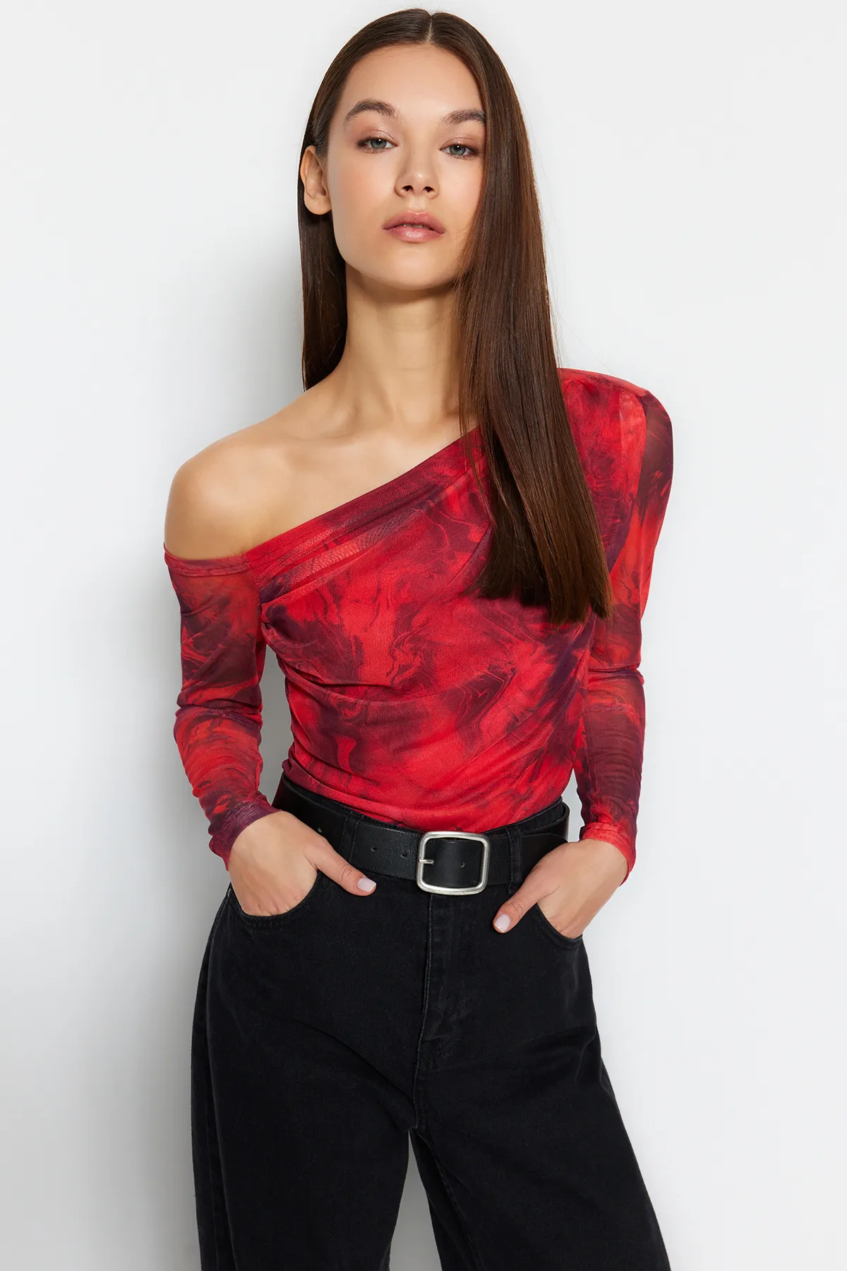 Trendyol Collection  Rote, mit Tüll gefütterte Strickbluse mit asymmetrischem Kragen TWOAW24BZ00051