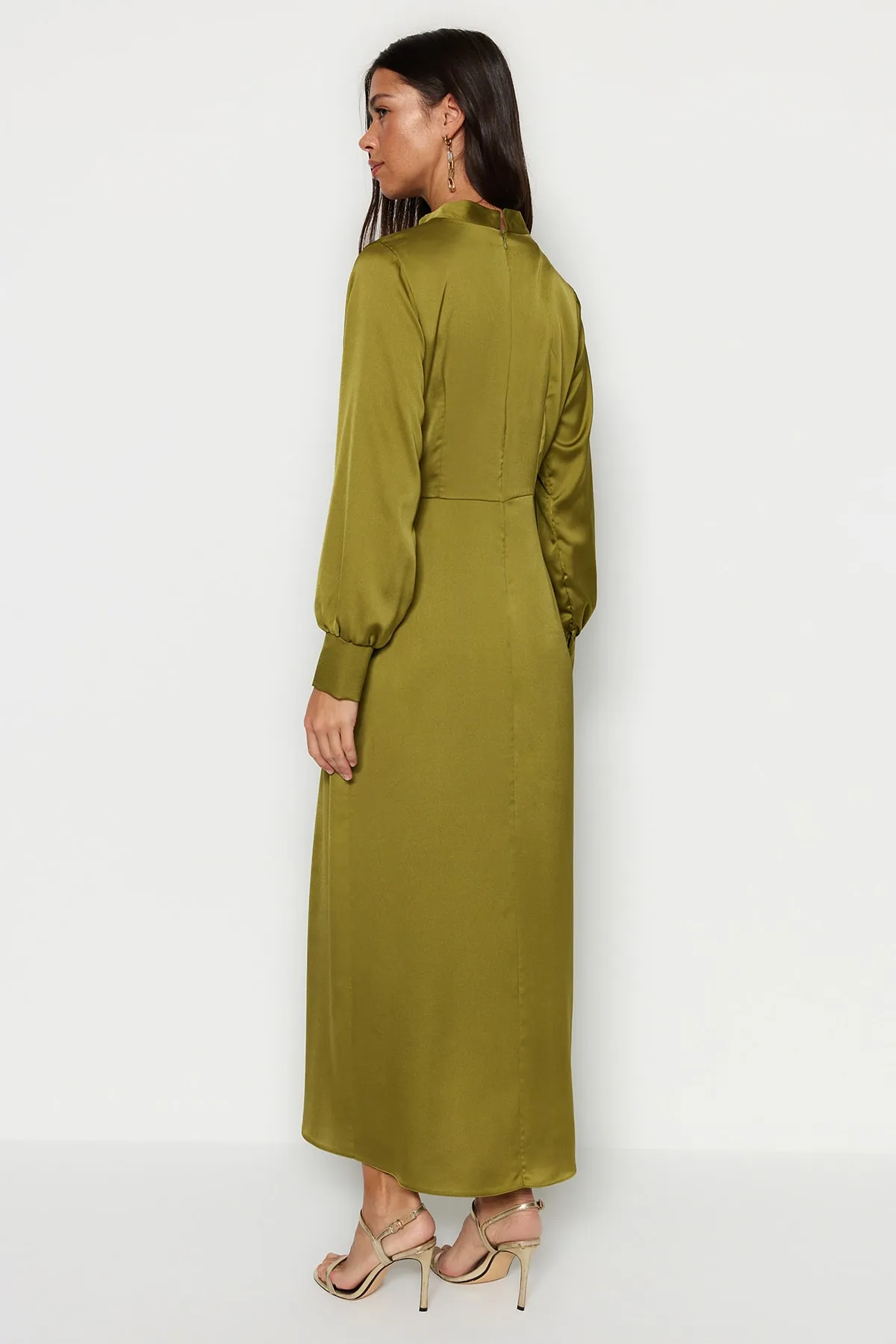 Trendyol Modest  Khakifarbenes Satin-Abendkleid mit geraffter Taille TCTSS23DB00043