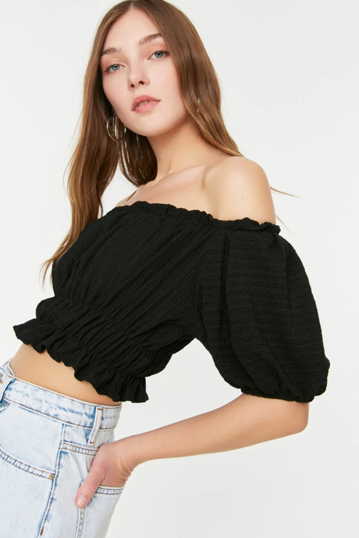 Trendyol Collection  Schwarze, kurz geschnittene Strickbluse mit Carmenkragen TWOSS22BZ1421