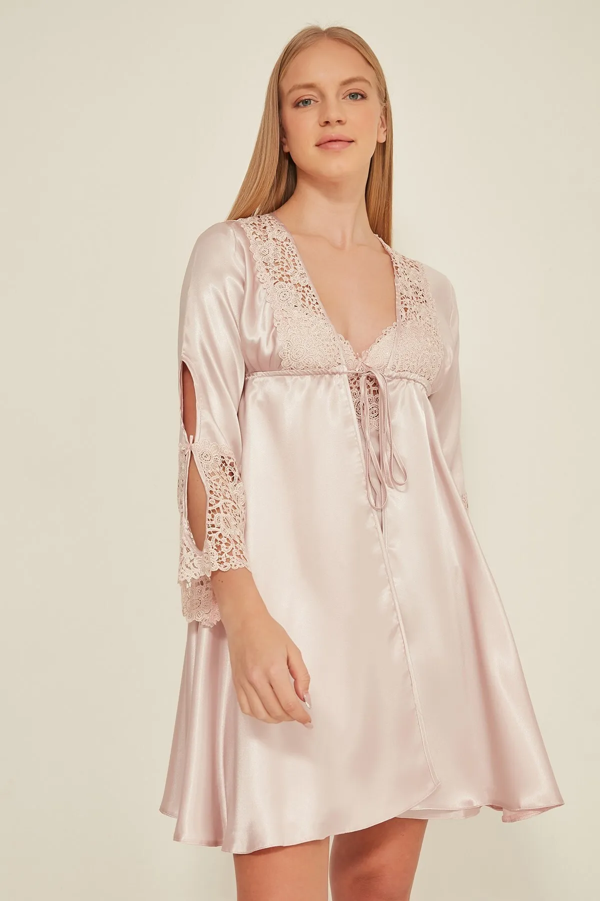 C&City  920 2-teiliges Aussteuerset für Damen, Nachthemd, Morgenmantel, Puder