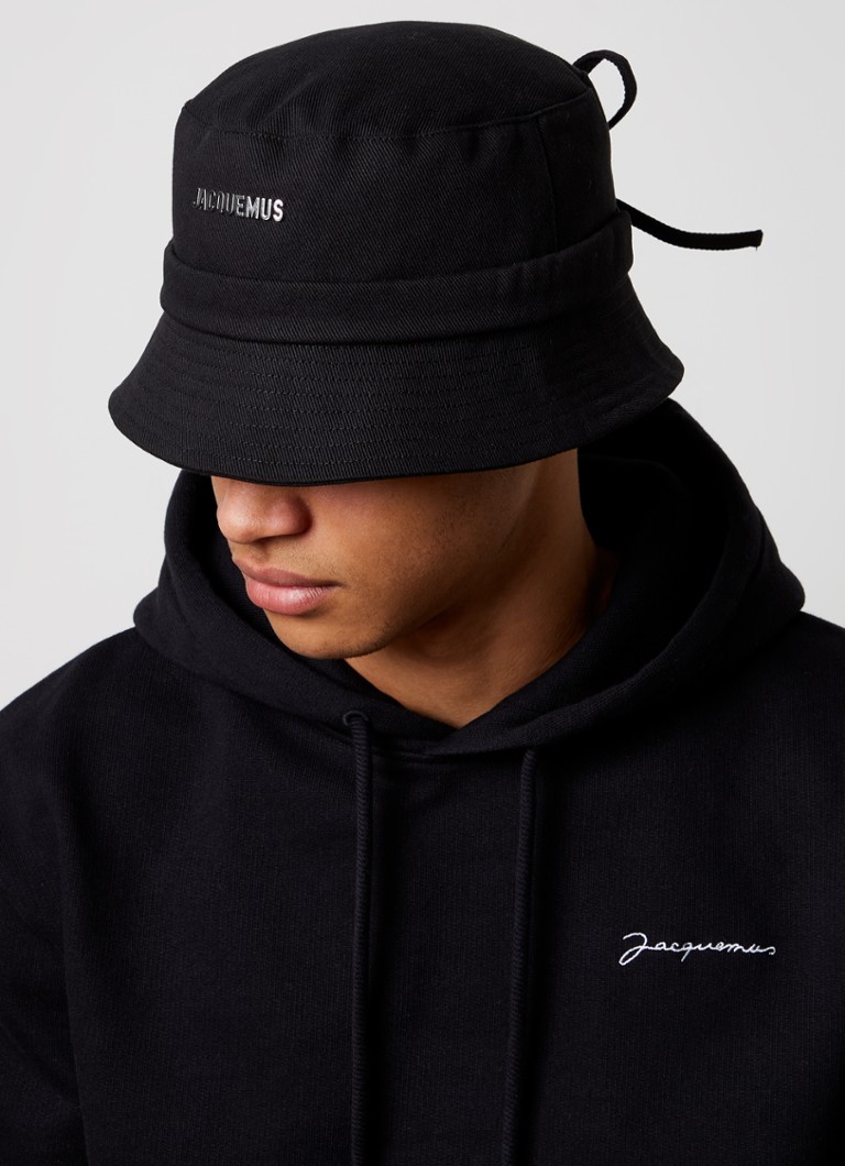 Bob Jacquemus cu logo-ul