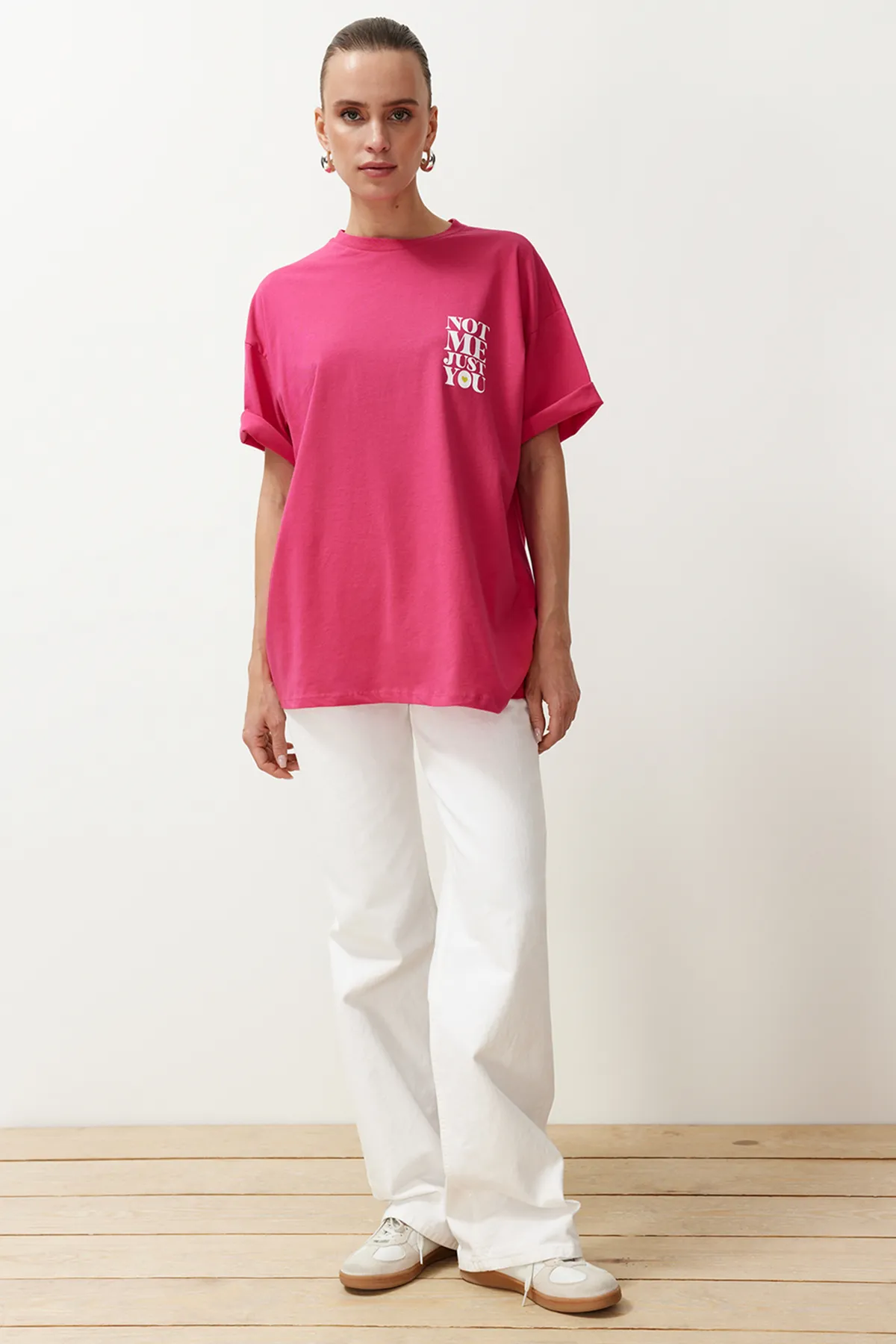 Trendyol Collection  Fuchsiafarbenes Strick-T-Shirt mit Slogan-Aufdruck aus 100 % Baumwolle auf der Rückseite und Vorderseite in Übergröße/bequemer Passform TWOSS24TS00235