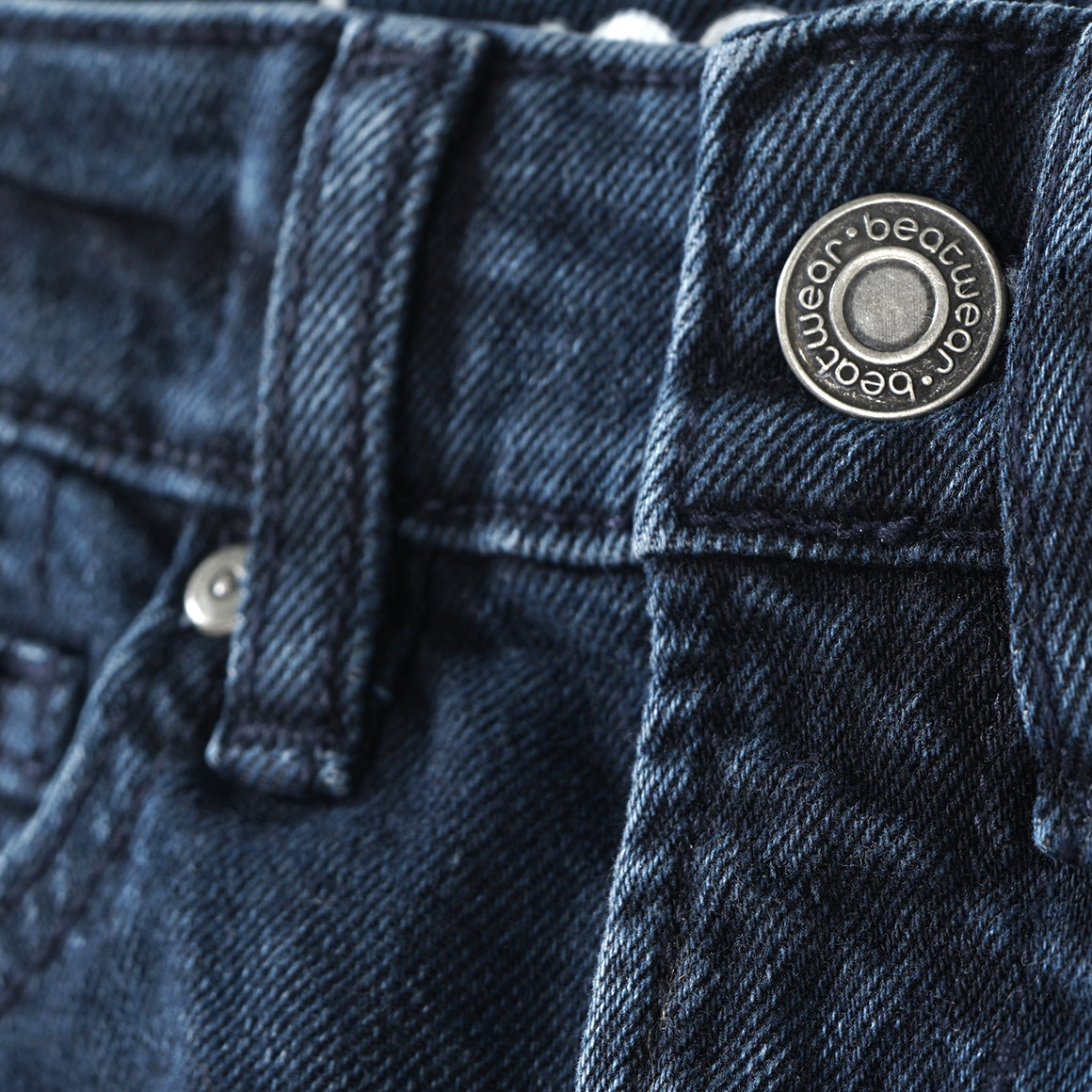 Jungen Straight-Jeans mit Destroyed-Effekten