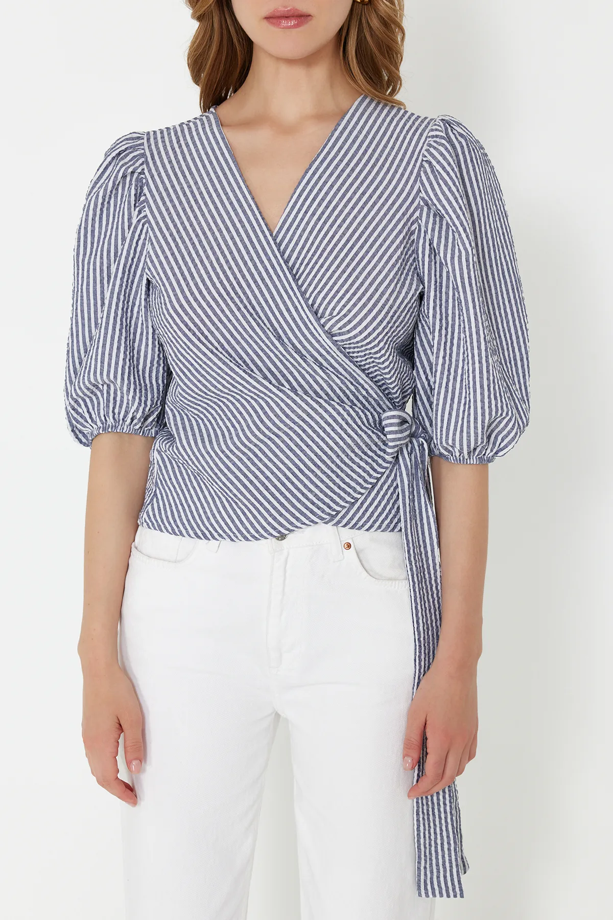 Trendyol Collection  Marineblaue zweireihige Bluse aus Seersucker-Stoff mit Schnürung TWOSS24BZ00345