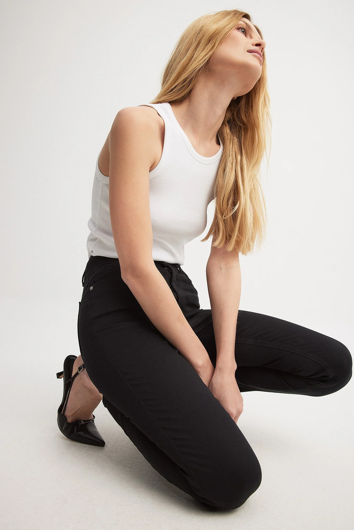 Skinny-Jeans mit hoher Taille und rohem Saum