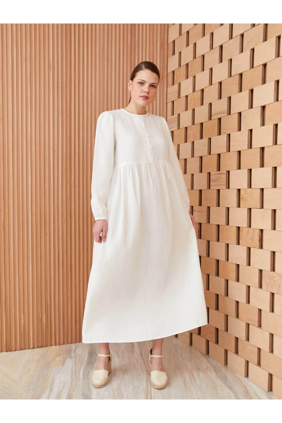 LC Waikiki  Gerades, langärmliges Damenkleid mit Rundhalsausschnitt