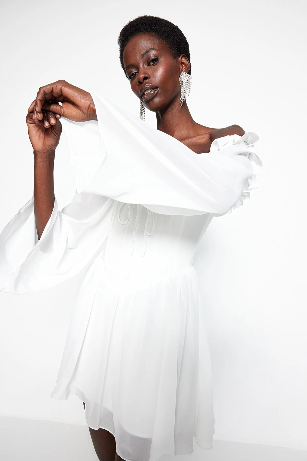 Trendyol Collection  Braut-Ecru-Taillenöffnung/Skater-Futter, Volant-Braut-Abendkleid aus Chiffon TPRSS23EL00096