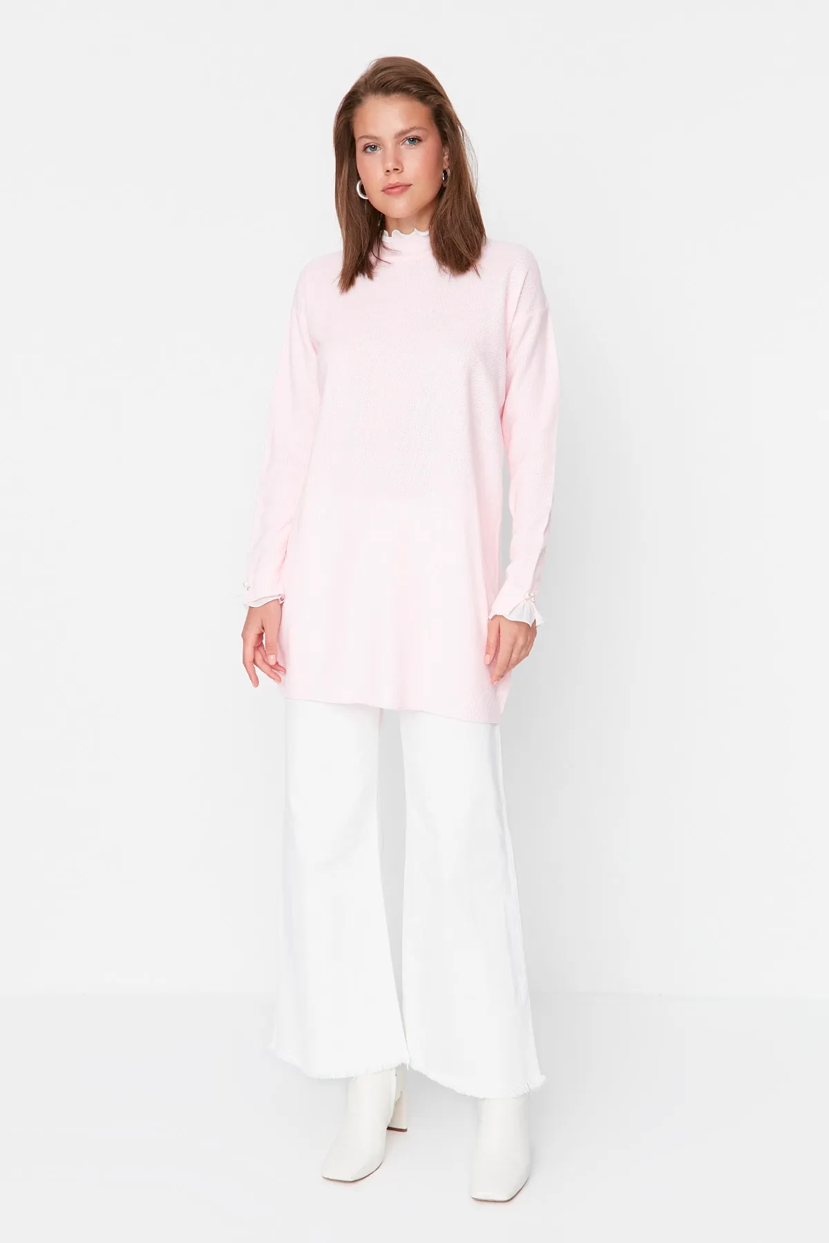 Trendyol Modest  Strickpullover mit rosa Ärmeln und Perlendetails TCTAW23AK00027