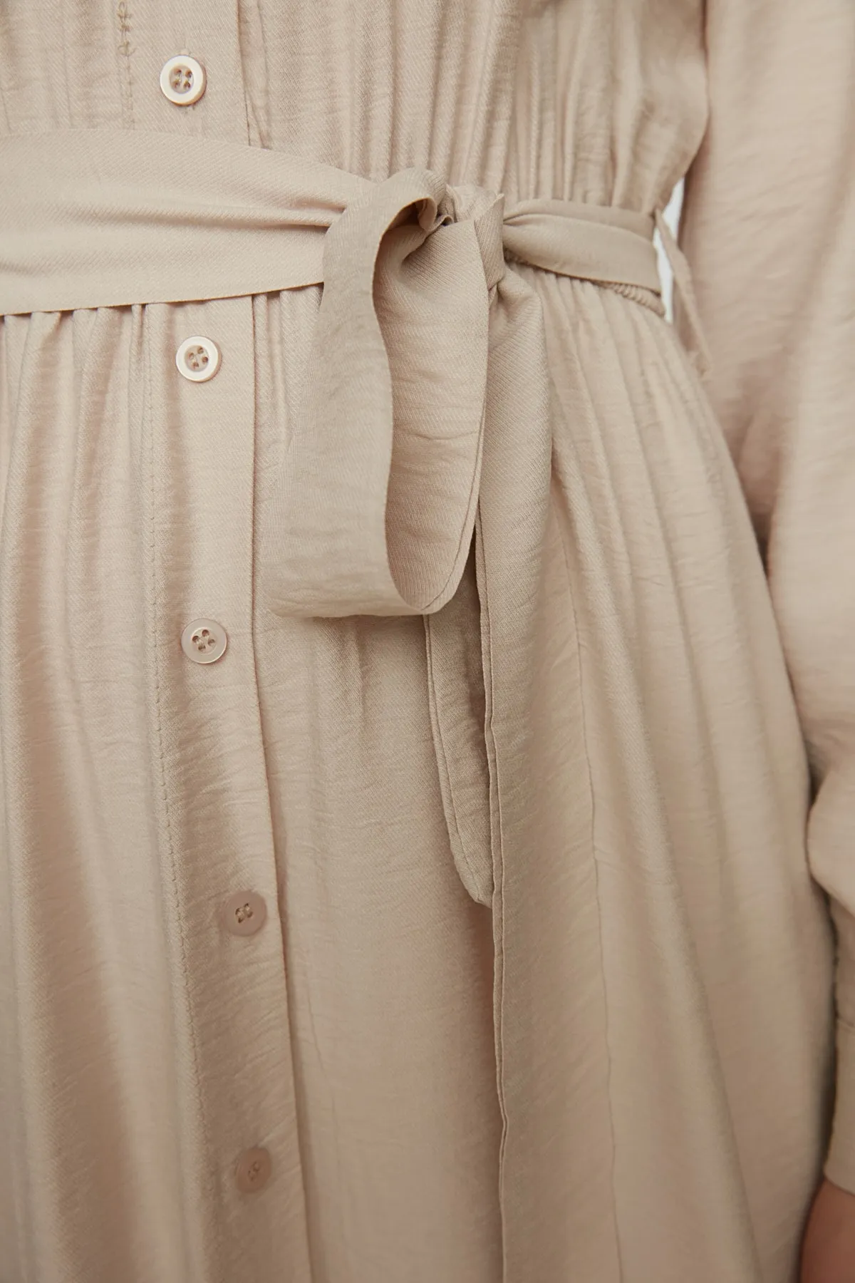 Trendyol Modest  Beiges Hemdblusenkleid aus Webstoff mit Gürtel, Schulterdetail, Rock und Volant TCTSS21EL3887