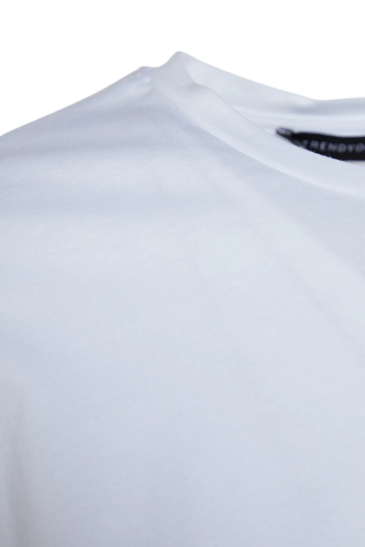 Trendyol Collection  Weißes T-Shirt mit Rundhalsausschnitt aus 100 % Baumwolle mit gerafftem Rückenausschnitt und detaillierter Boyfriend-Passform TWOSS23TS00150
