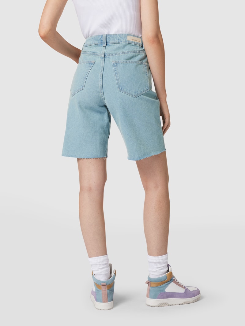 Jeansshorts mit ausgefransten Abschlüssen in hellblau