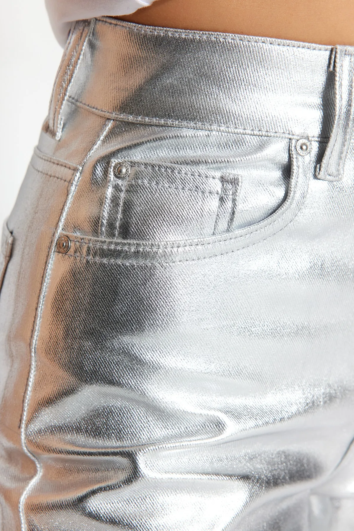 Trendyol Collection  Silberfarbene, glänzende, metallisch bedruckte Jeans mit hoher Taille und geradem Bein TWOSS23JE00243