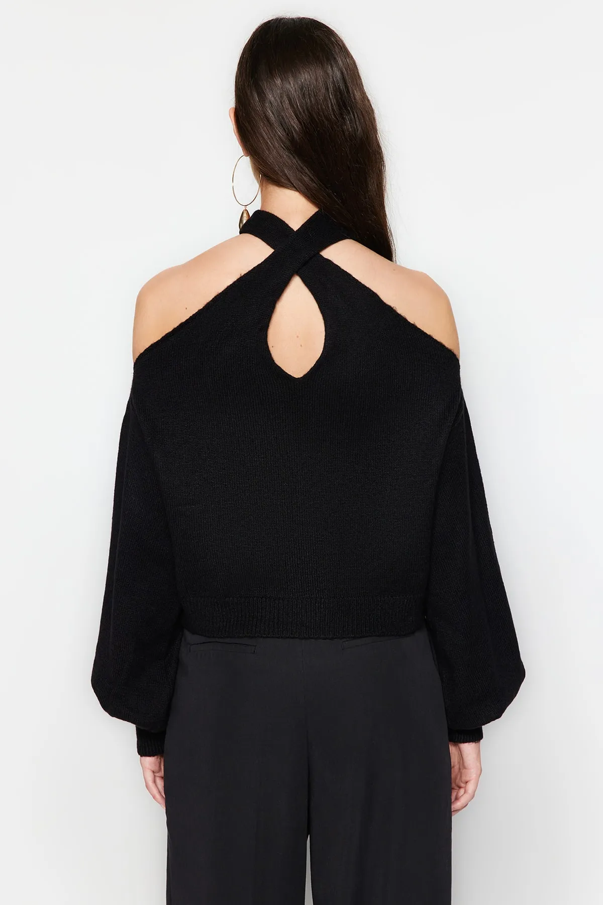 Trendyol Collection  Schwarzer Strickpullover mit weicher Textur und Fenster/Cut-Outs TWOAW24KZ00166